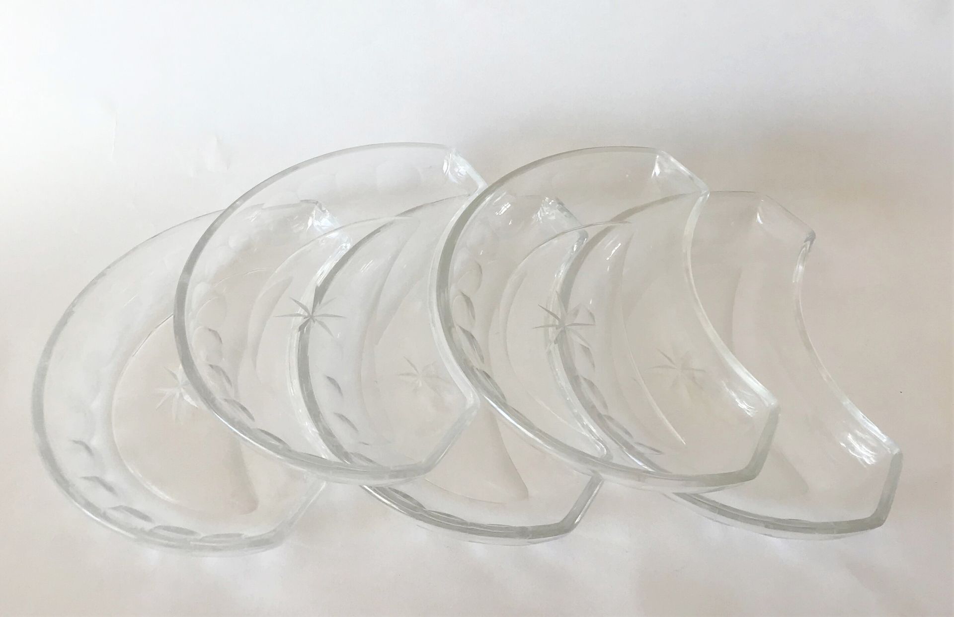 Null Suite di 12 piatti di cristallo a forma di mezzaluna.

Fine del 19° secolo
&hellip;
