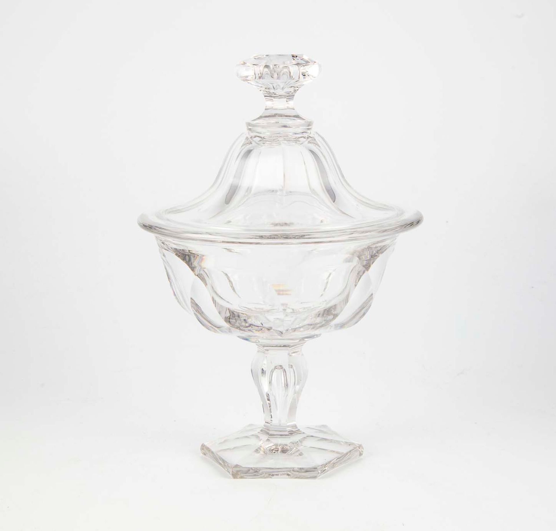 Null Covered drageoir on a high foot in cut crystal. 19th century

H. 25 cm