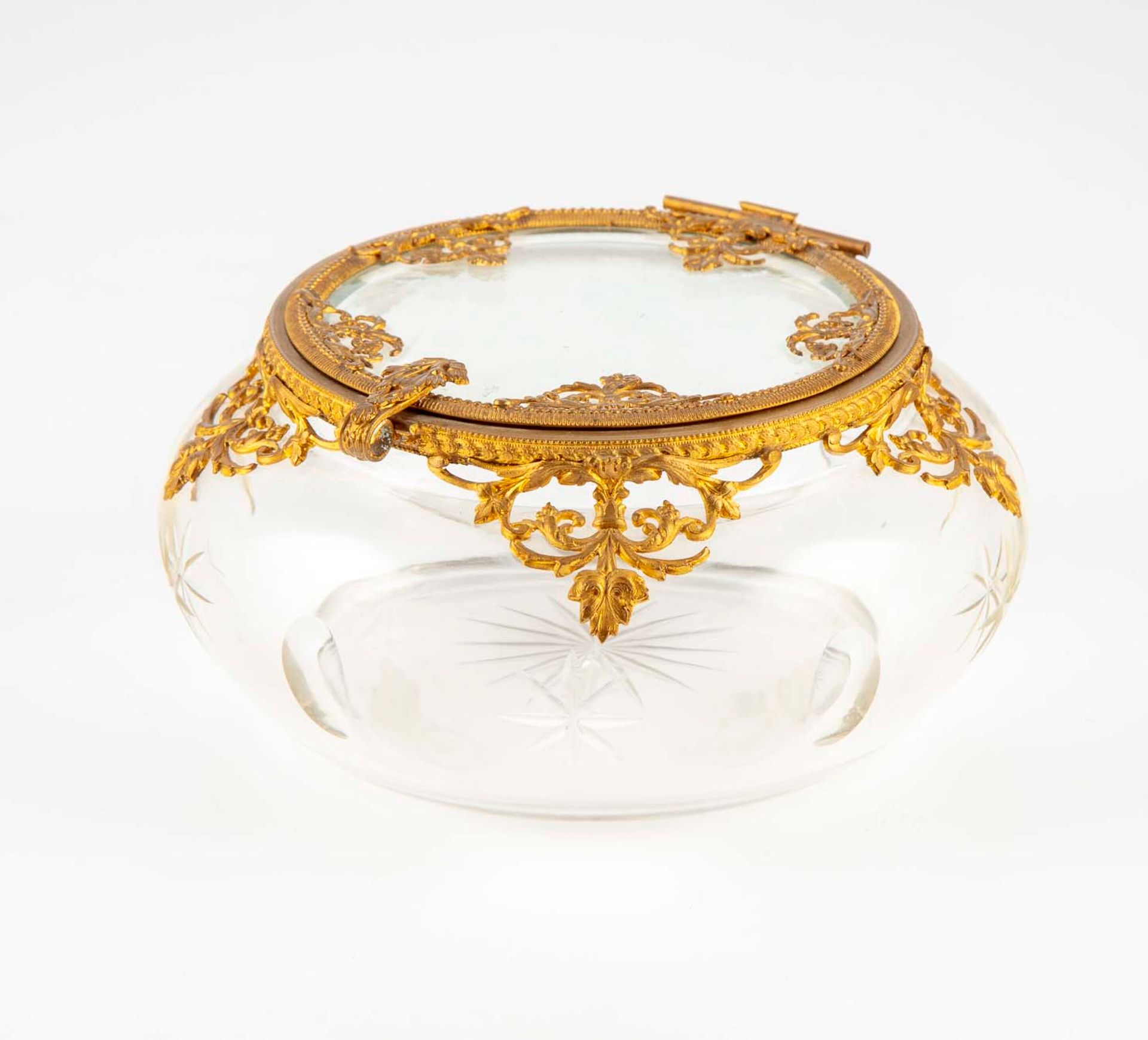 Null Gravierte Glas-Bonbondose mit vergoldetem Bronzerahmen

Periode Napoleon II&hellip;