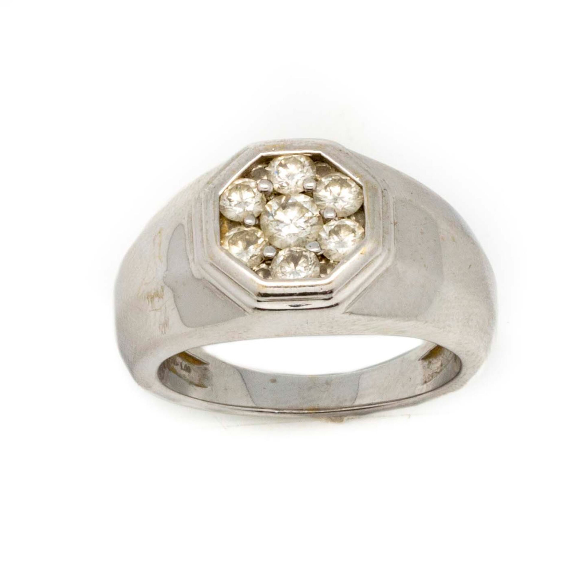 Null Anello con sigillo in oro bianco con piccoli diamanti

TDD : 56

Peso lordo&hellip;