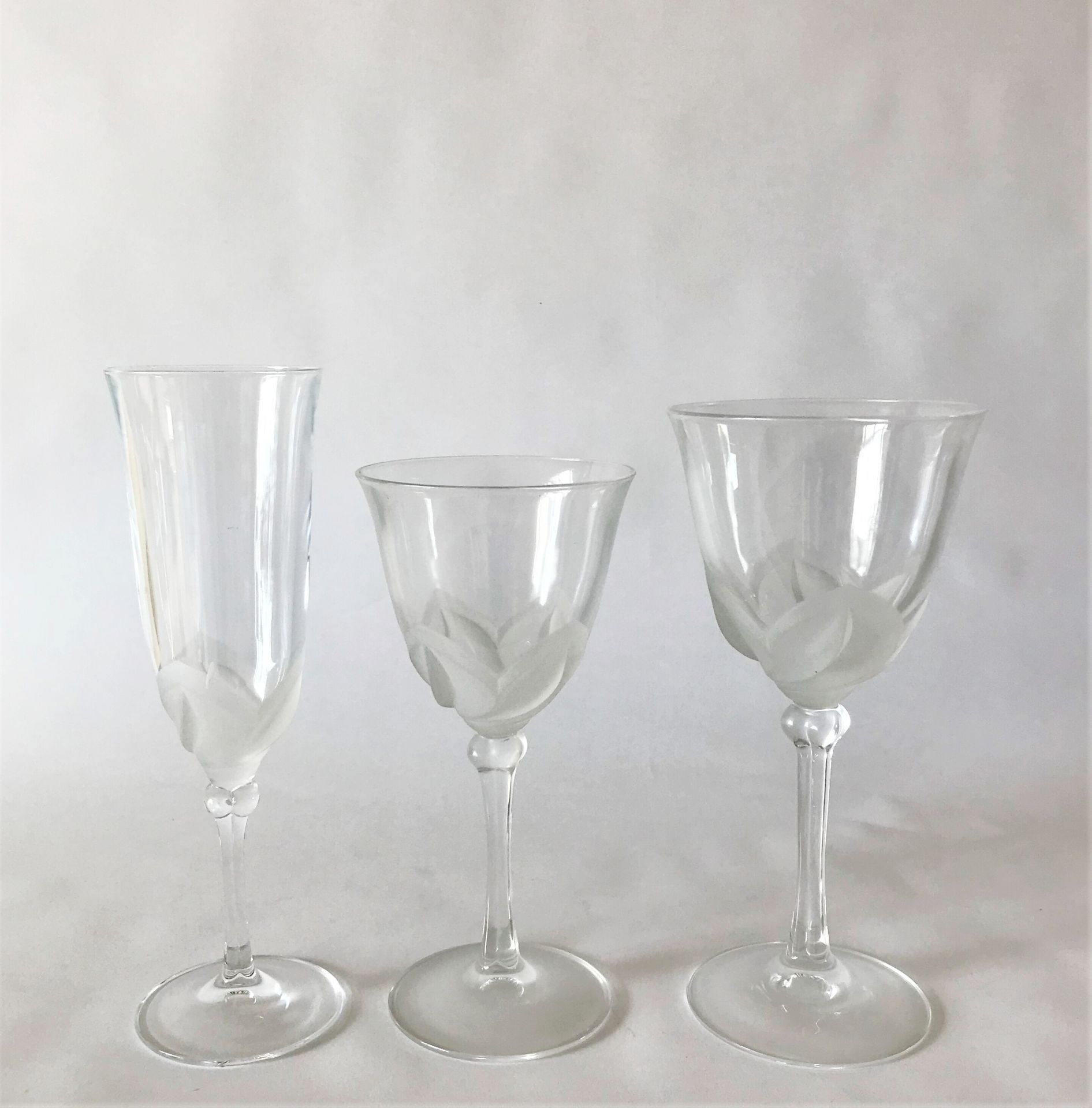 LALIQUE Manufacture LALIQUE in the taste 

Suite of 8 large stemmed glasses, 2 s&hellip;