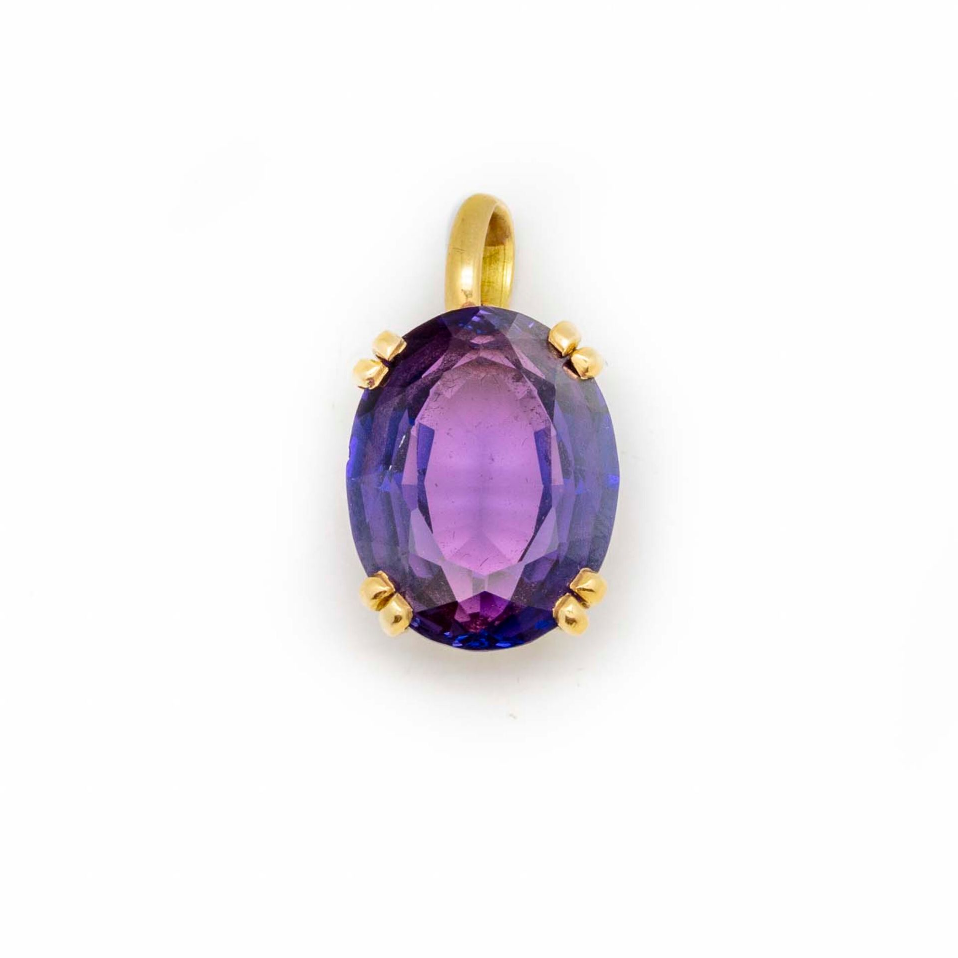 Null Yellow gold pendant with an amethyst

gross weight: 6.1 g.