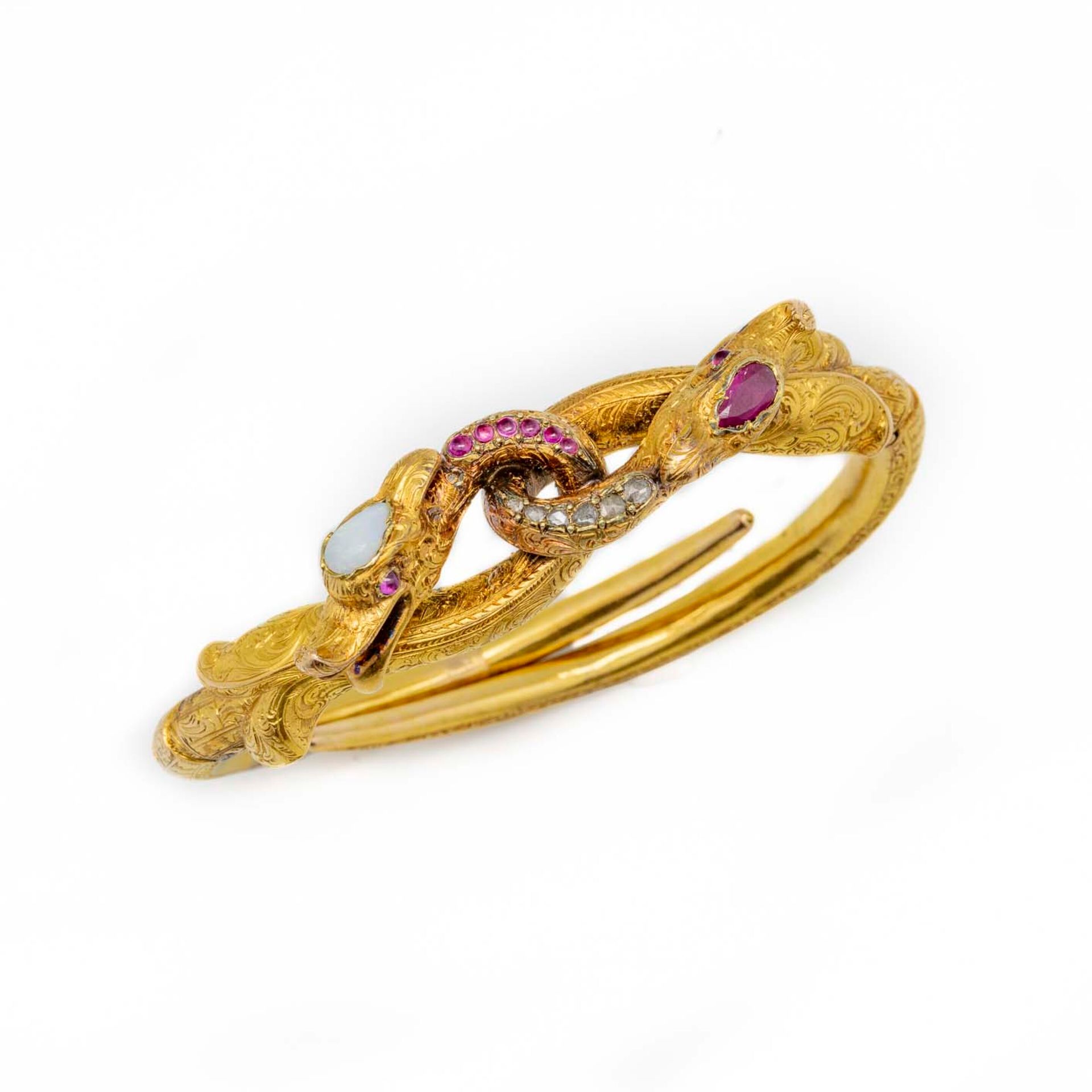Null 黄金手镯，两个蛇头交织在一起，形成一个有鳞片装饰的衔接手镯

重量：27克。

拿破仑三世时期