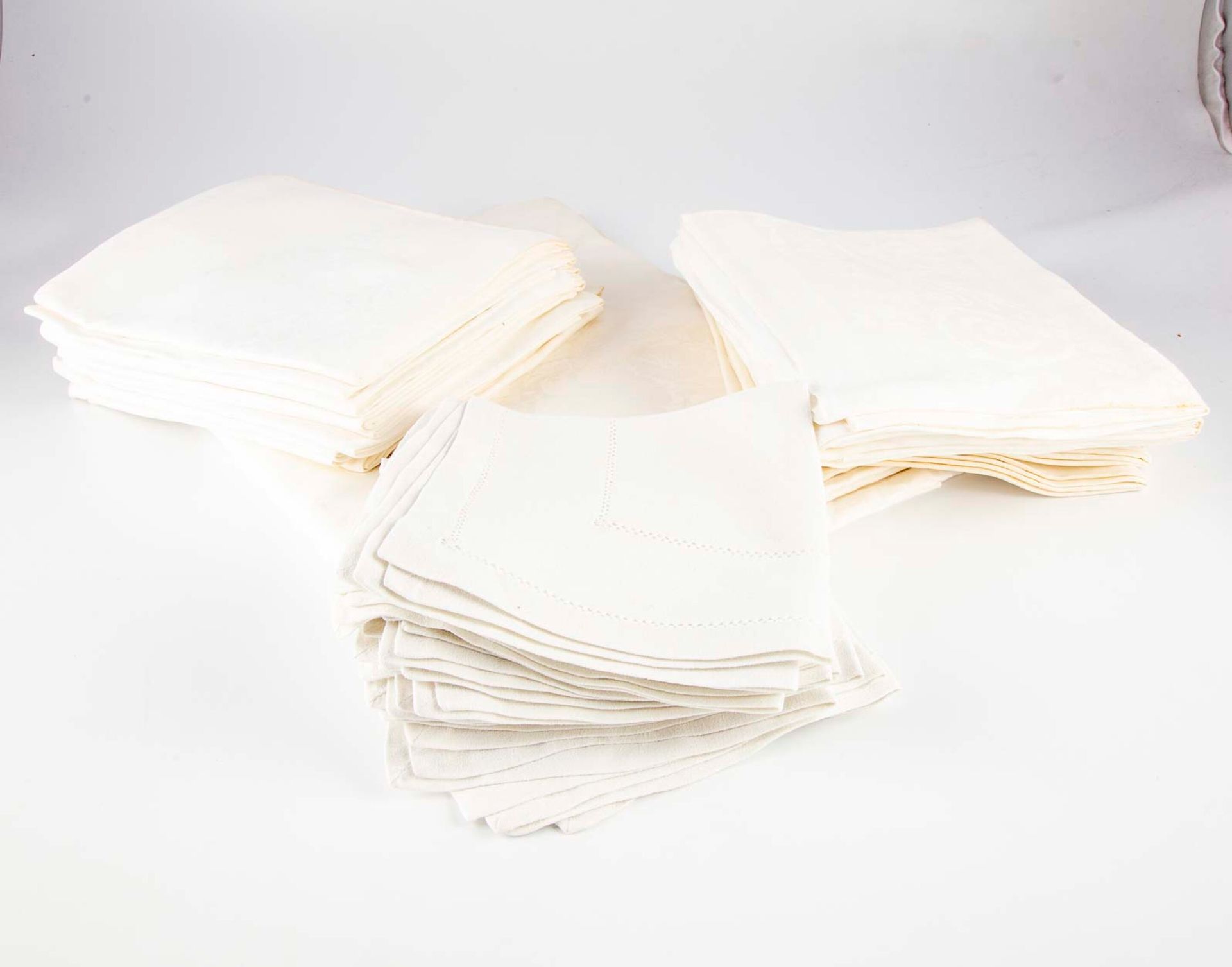 Null 白色大马士革棉布的12个位置的桌布，有数字GD。