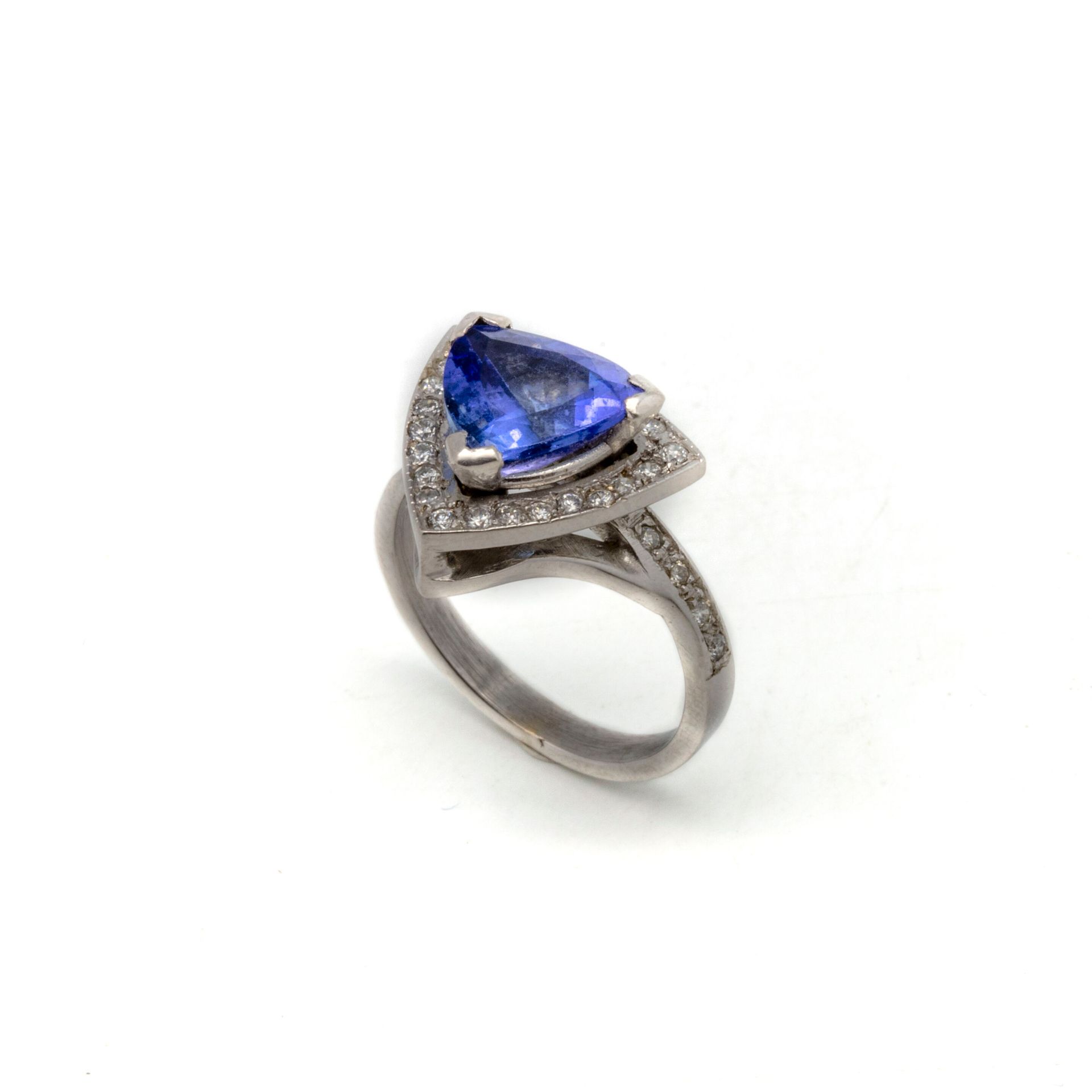 Null Bague en or gris triangulaire ornée d'une tanzanite, entourage de brillants&hellip;