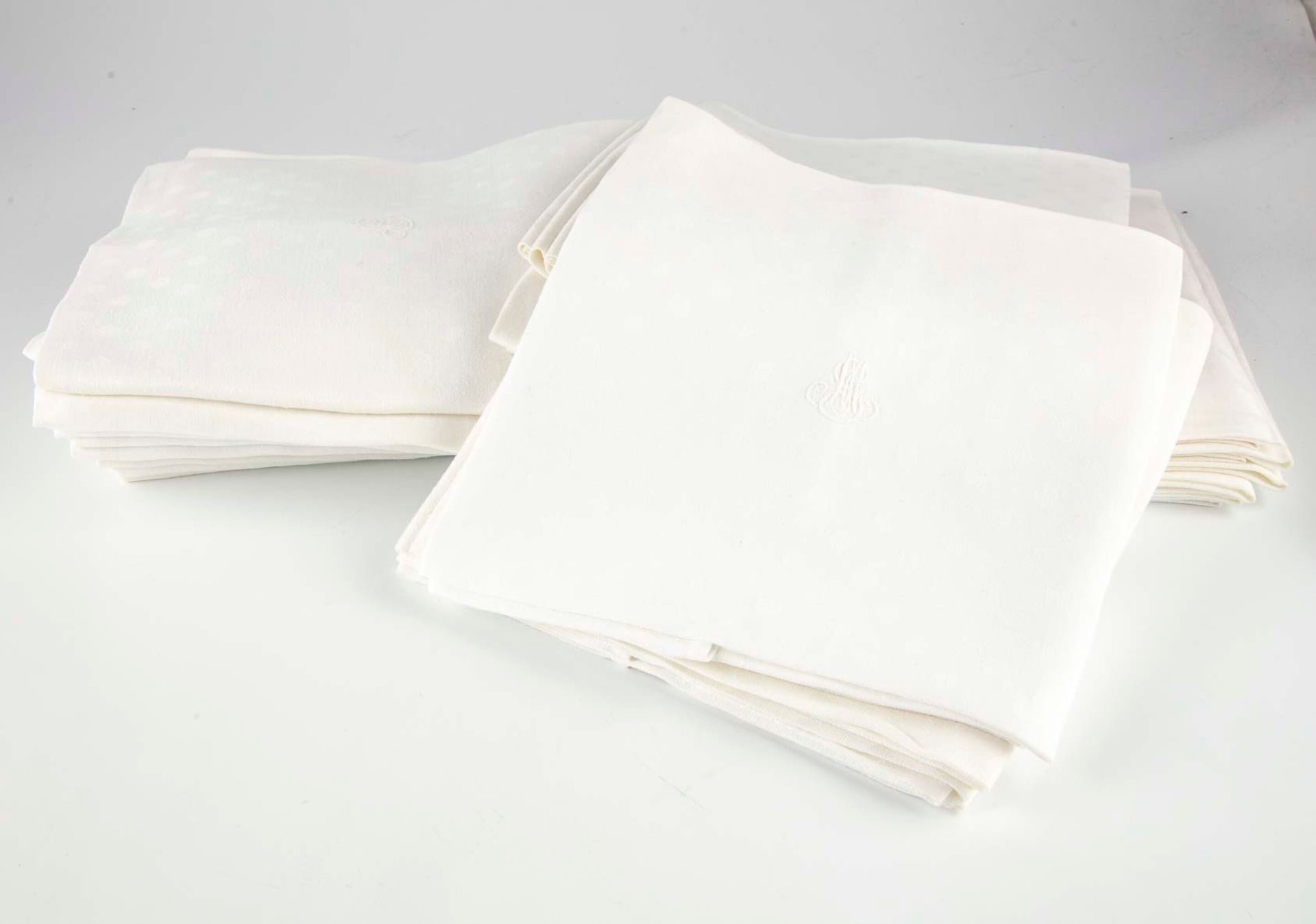 Null 27张白色锦缎餐巾纸，上面有数字GD，附有10个位置的白色桌布