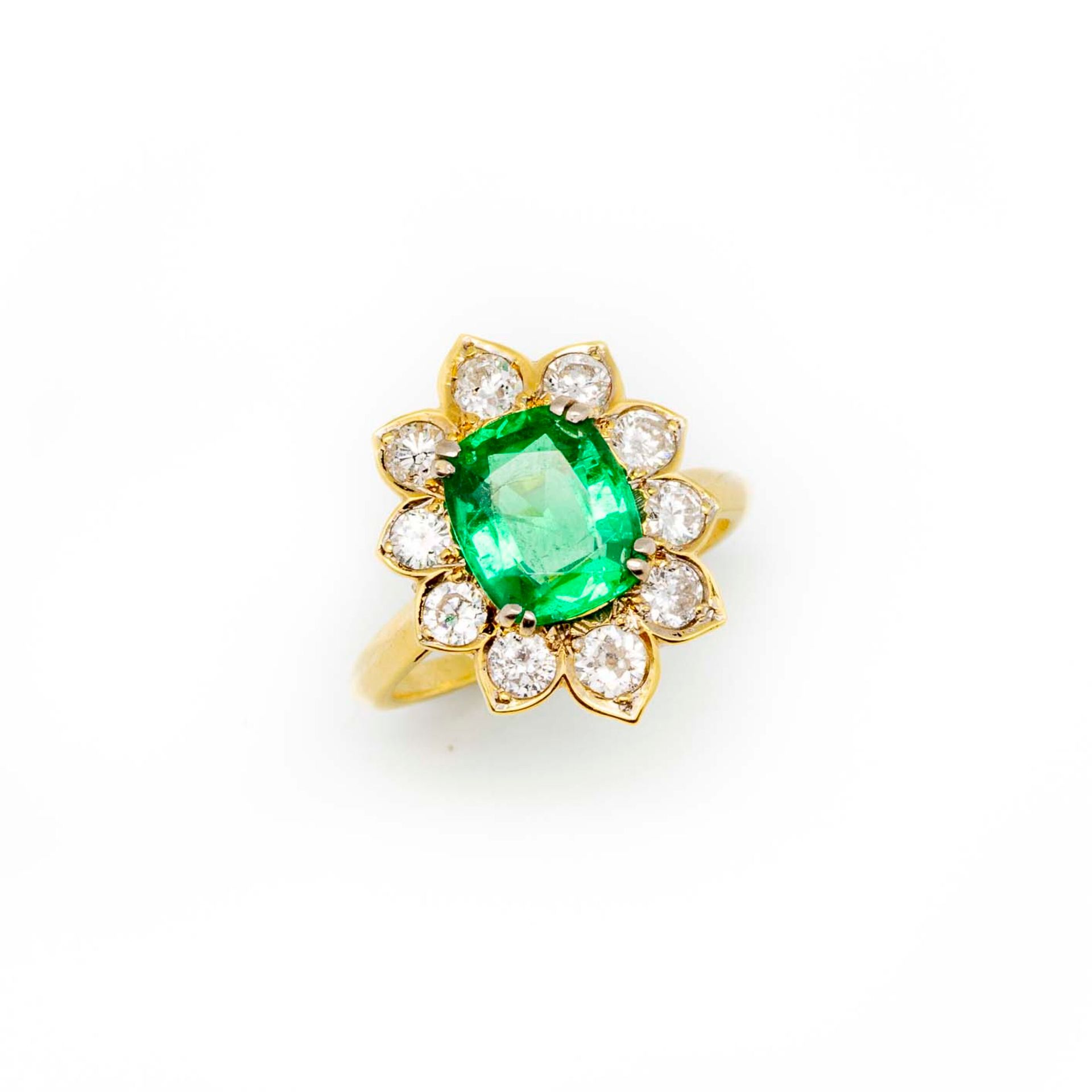 Null 镶嵌有2.23克拉祖母绿的黄金雏菊戒指，周围镶有钻石。

TDD : 51,5

毛重：4.91克。