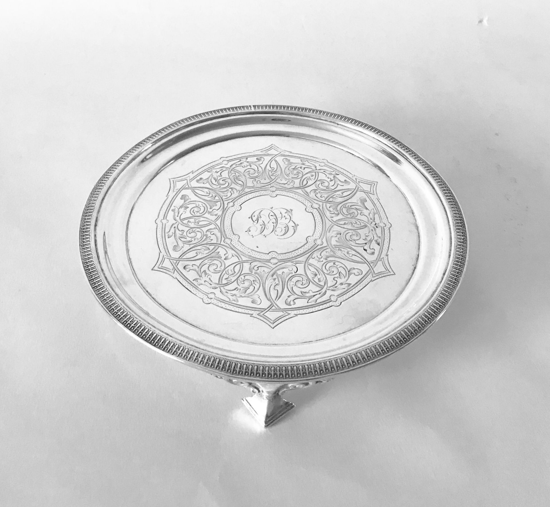 TIFFANY 蒂凡尼公司

纯银三足小碗，刻有Rayonnat装饰的叶子。资料显示。美国作品第十九期

M.O : TIFFANY&Co - Edward C&hellip;