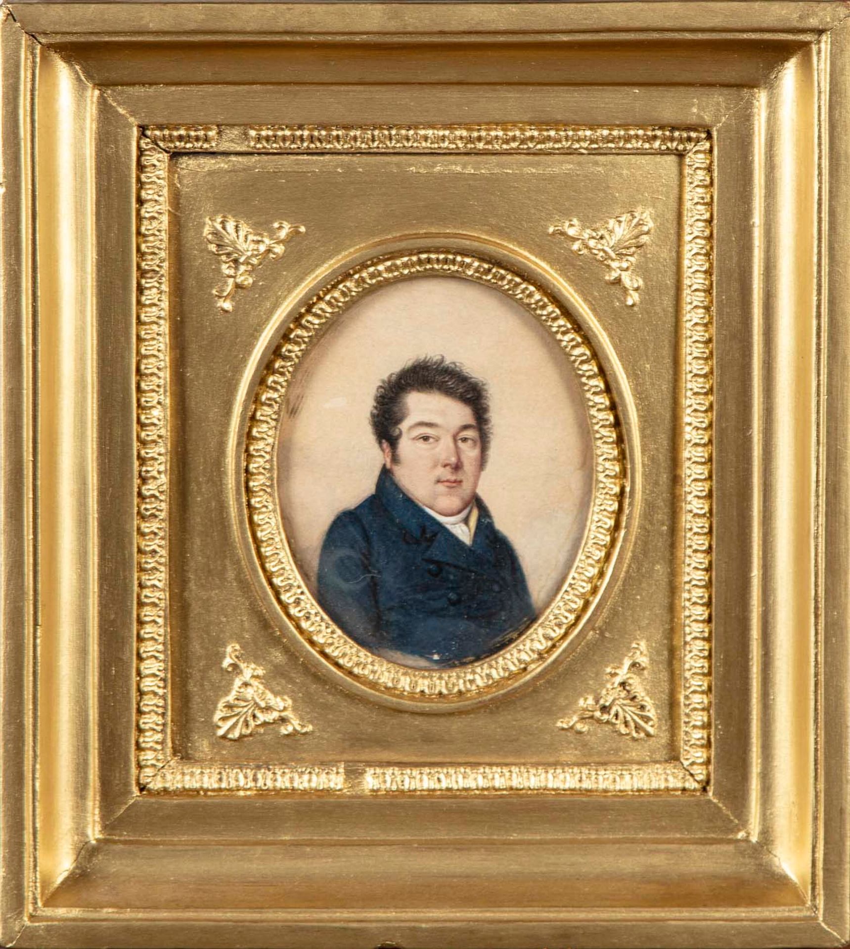 ECOLE FRANCAISE XIXè 19世纪的法国学校

穿着蓝色连衣裙的男子的肖像

纸上油彩

9,5 x 8厘米，椭圆形