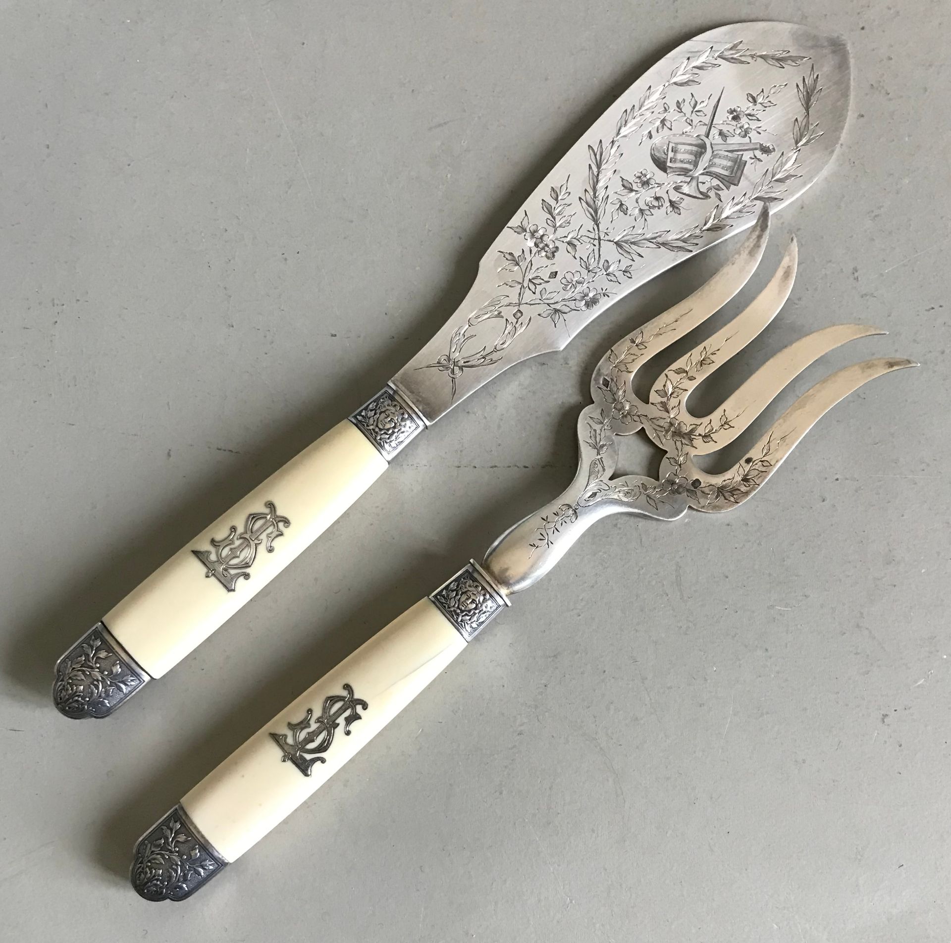 KELLER House of KELLER

Silver fish service cutlery with chased flowers. Ivory h&hellip;