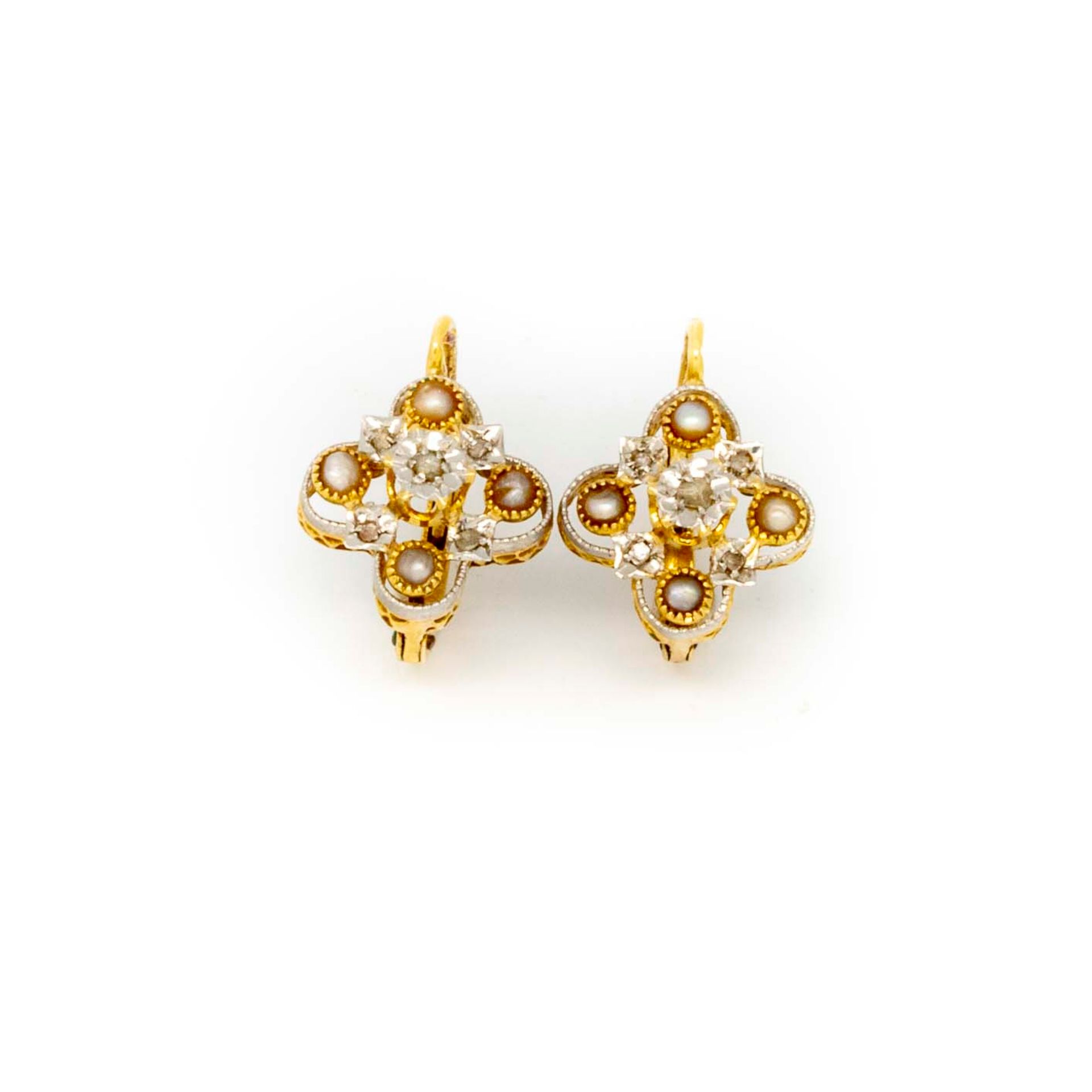 Null Paar Ohrringe aus Gelbgold, Kleeblattmuster mit kleinen Perlen

Bruttogewic&hellip;