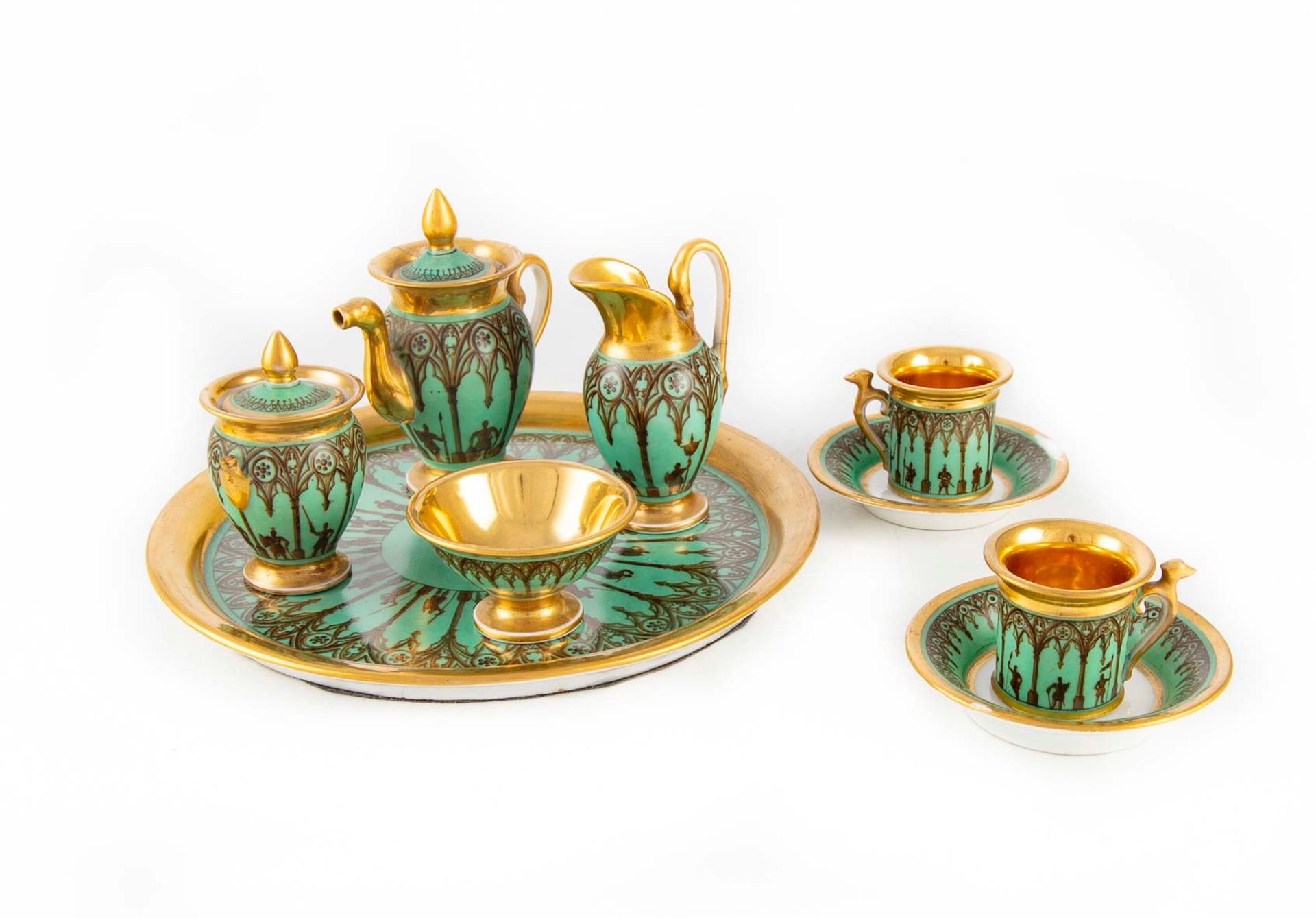 PARIS 巴黎

瓷器卡巴莱，绿色背景上的棕色和金色装饰，新哥特式风格的拱门下的人物，包括一个圆形托盘，一个有盖茶壶，一个有盖糖罐，一个牛奶罐，一个碗，两个圆&hellip;