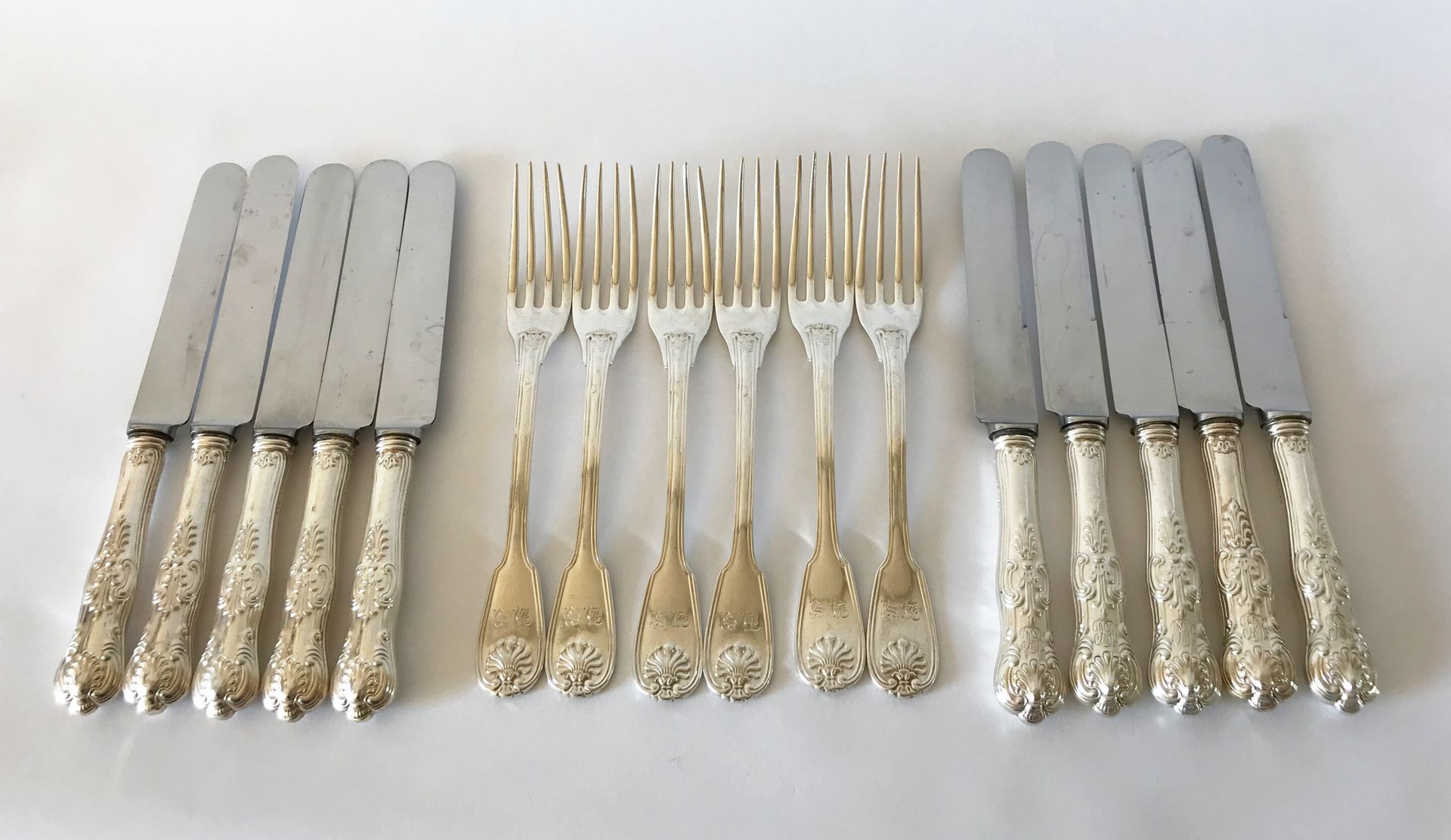 Null Suite of six silver dessert forks with shells. Figured. 

M.O : G. MALHER -&hellip;