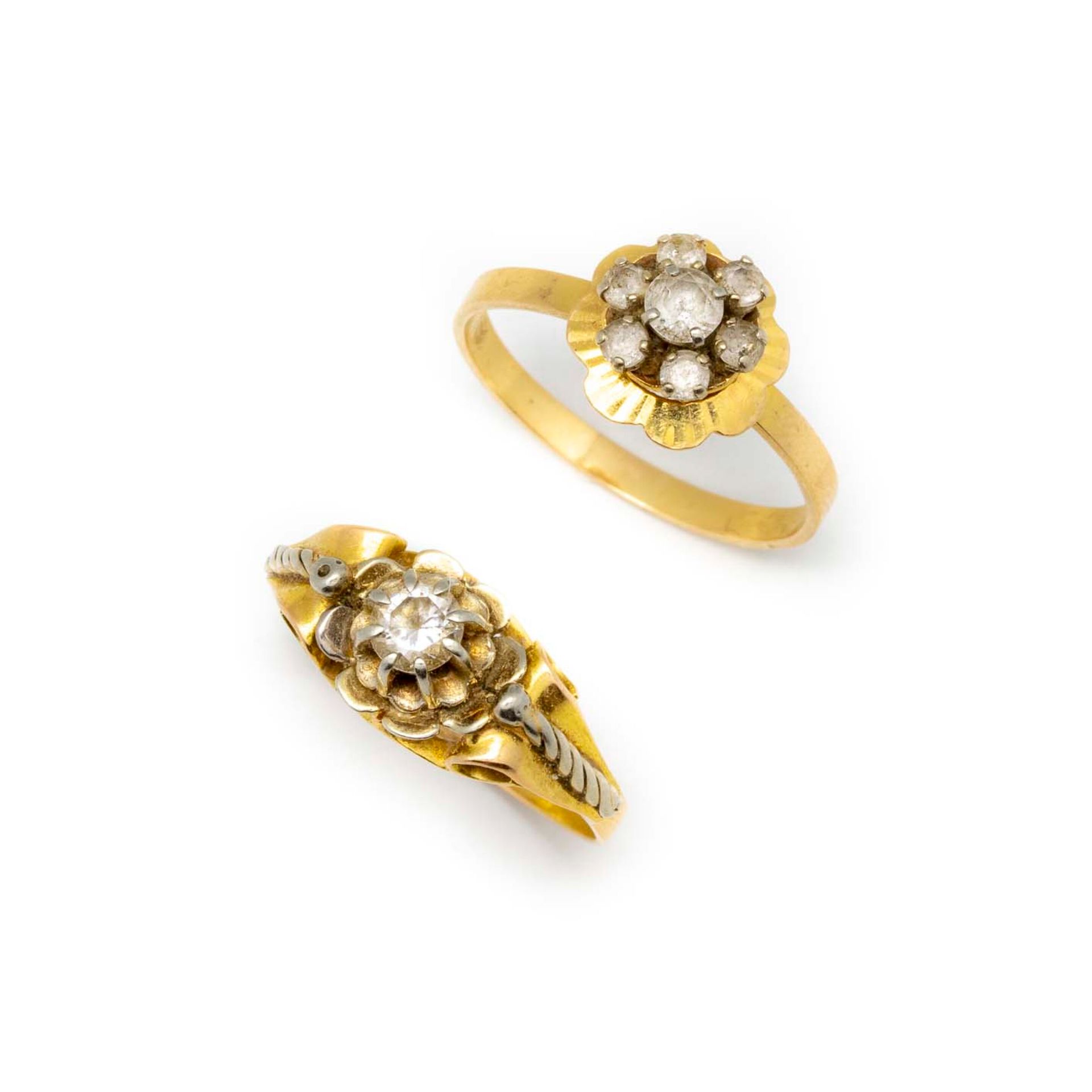 Null Set of two yellow gold rings set with white stones

Gross weight: 6.7 g.