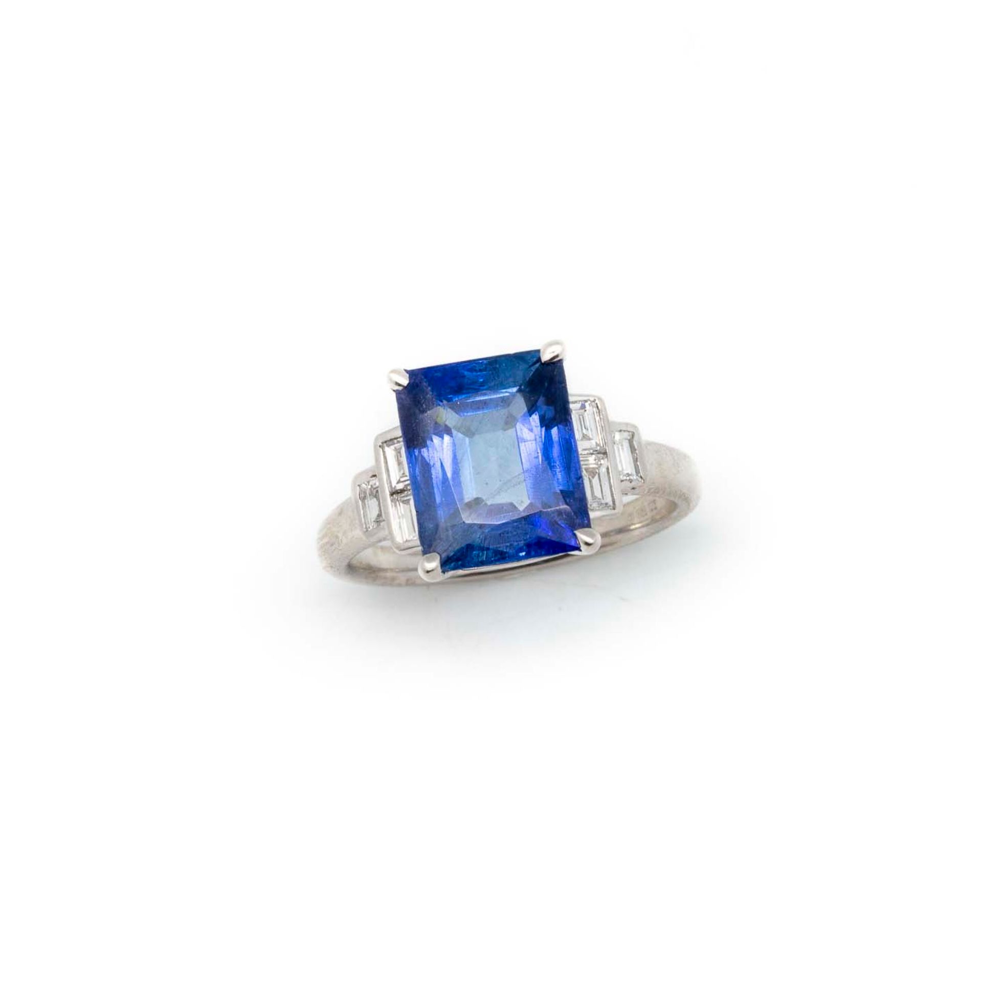 Null 白金戒指，镶嵌着一颗重达5.97克拉的锡兰蓝宝石和层层叠叠的方形钻石

LGP证书，未经加热的蓝宝石

TDD : 54

毛重：5.3克。