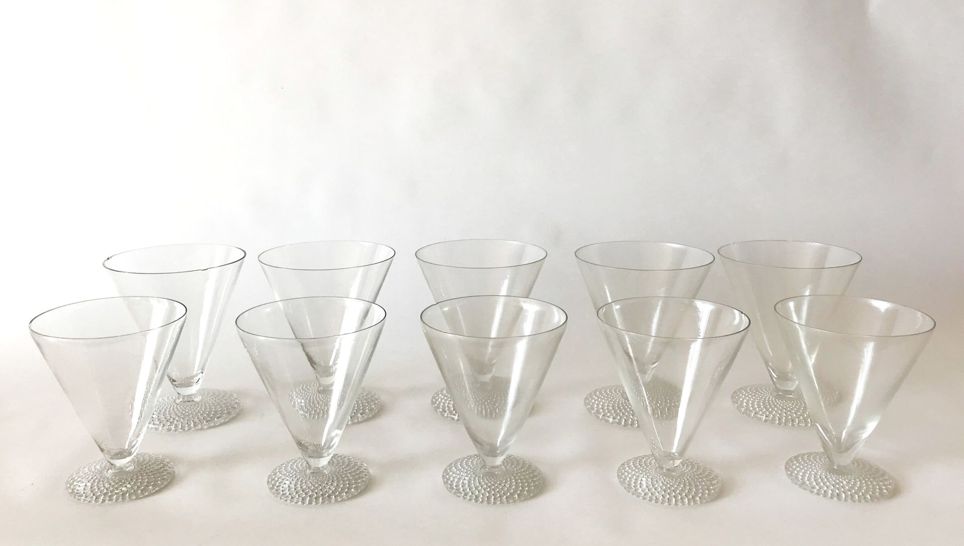 LALIQUE 
生产商 LALIQUE




东京型水晶玻璃杯的一部分，圆锥形的底座上铸有半圆形的珍珠，包括：5个水杯-5个酒杯。签名：Lalique Fr&hellip;
