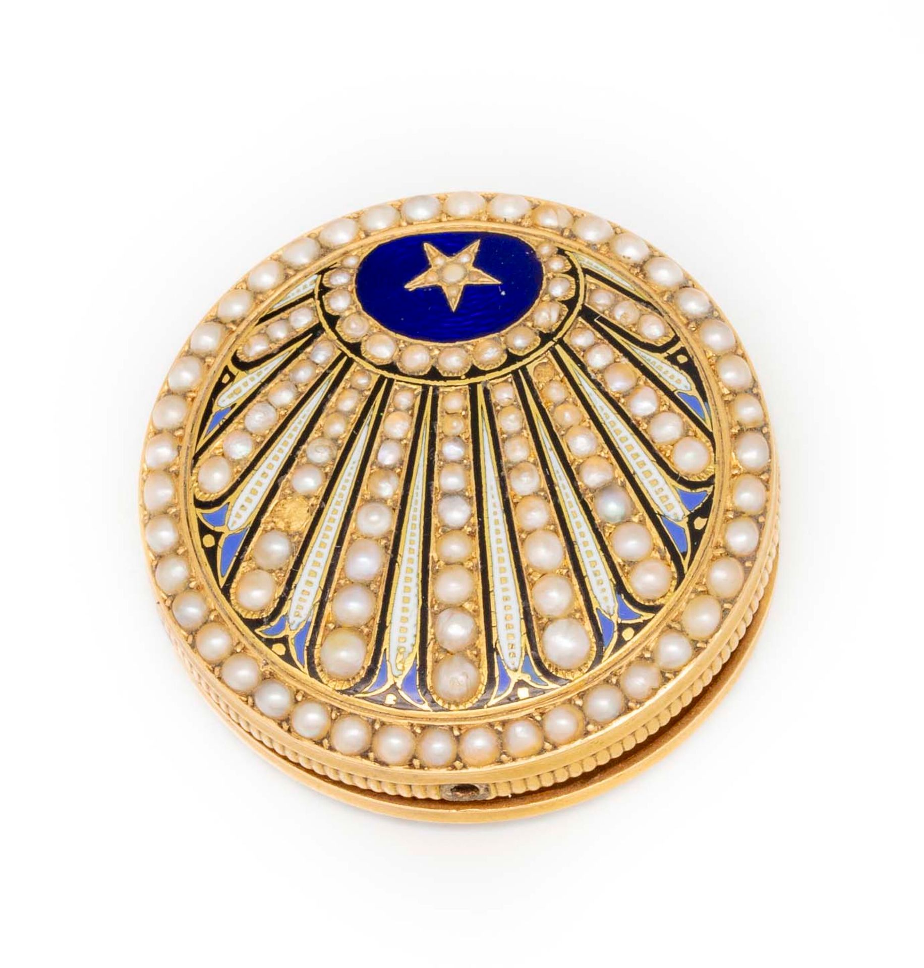 Null 黄金女表，背面装饰有辐射状的珐琅和精美的珍珠，珐琅表盘受损

缺少的手和玻璃

19世纪

毛重：21.1克。