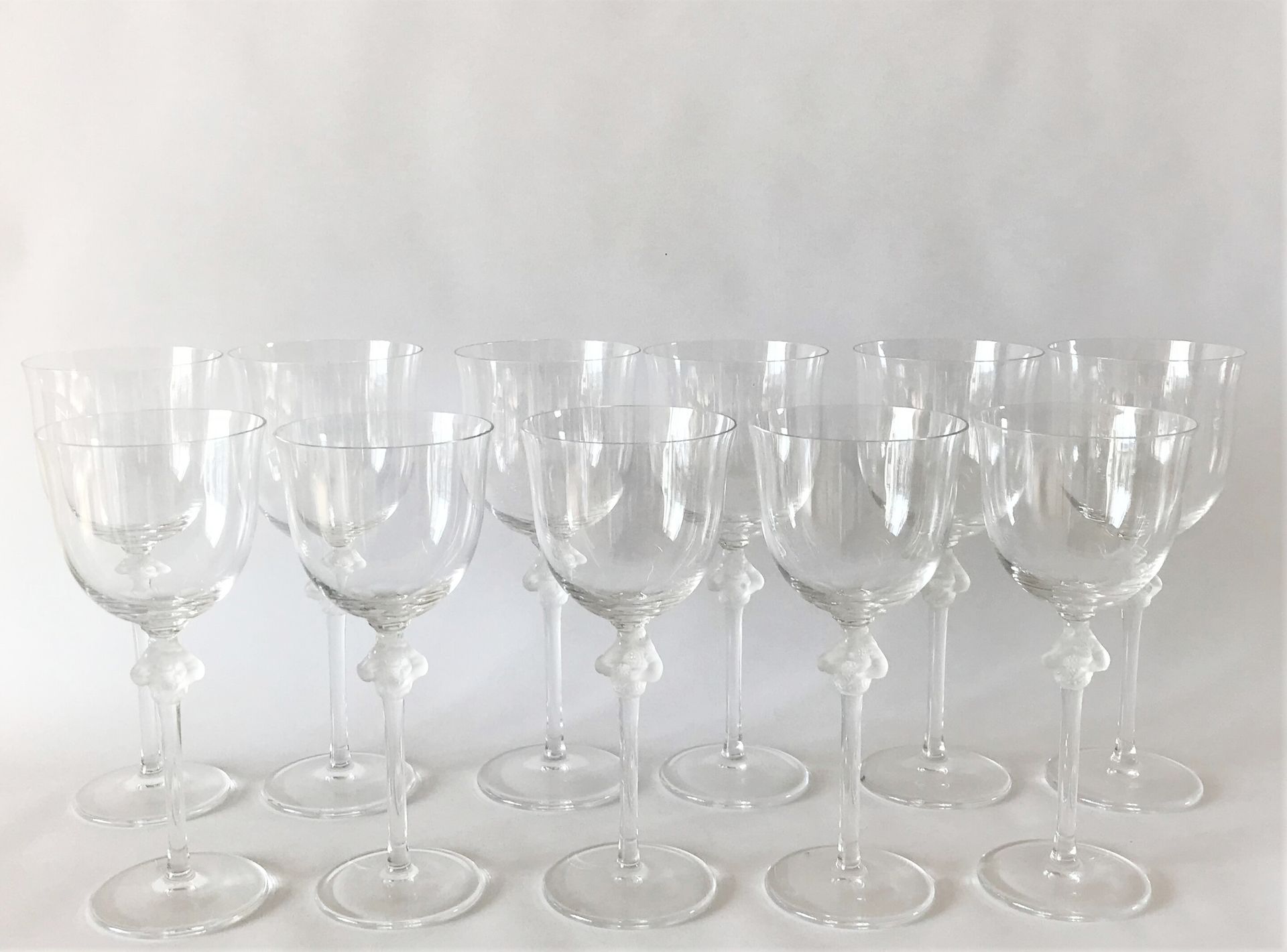 LALIQUE 生产商 LALIQUE

5只葡萄酒杯和6只水杯的水晶套房。底部有压制的乳白色模制海妖的装饰。

签名：Lalique france

H.19&hellip;
