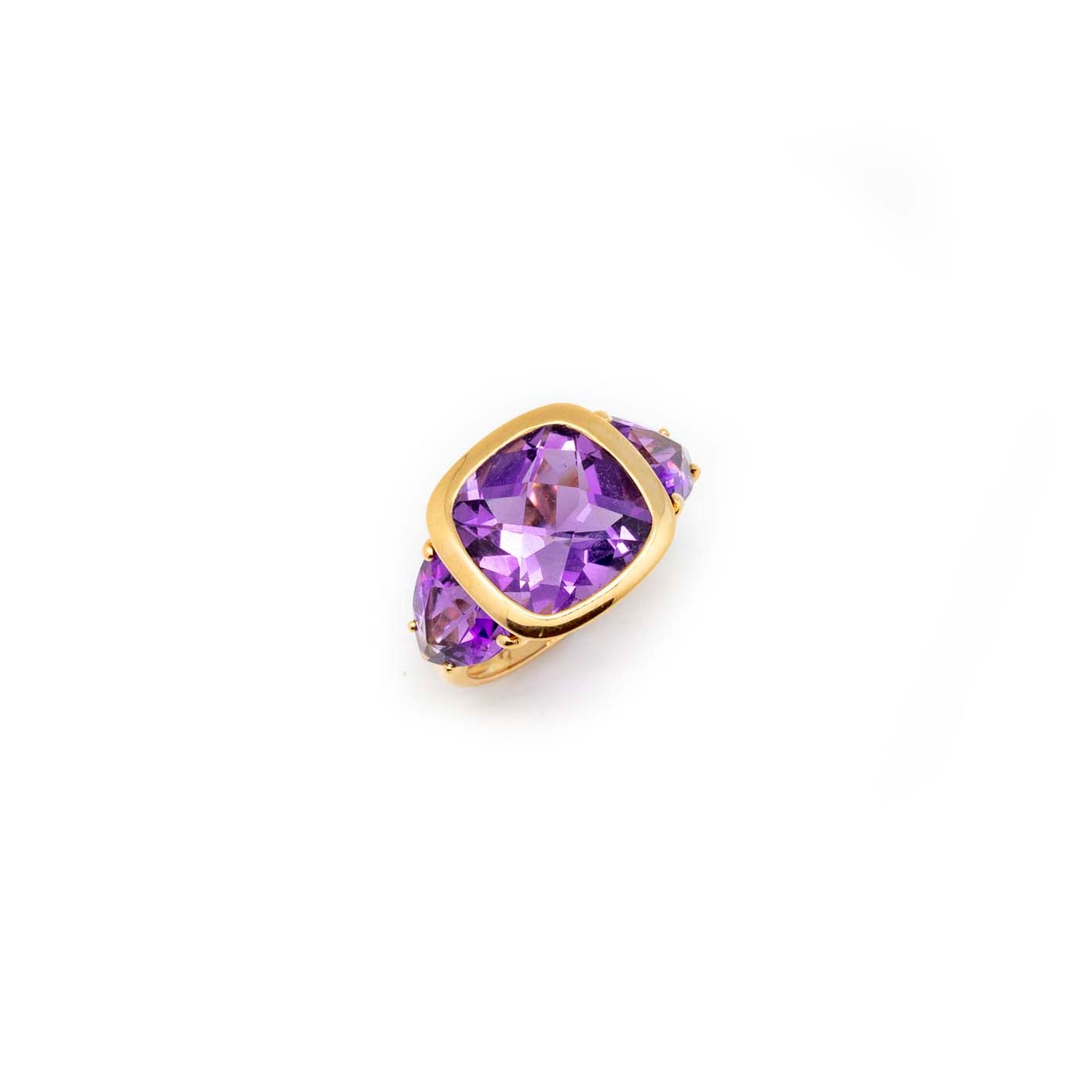 Null Yellow gold ring set with a cushion-cut briolette amethyst set with two ame&hellip;