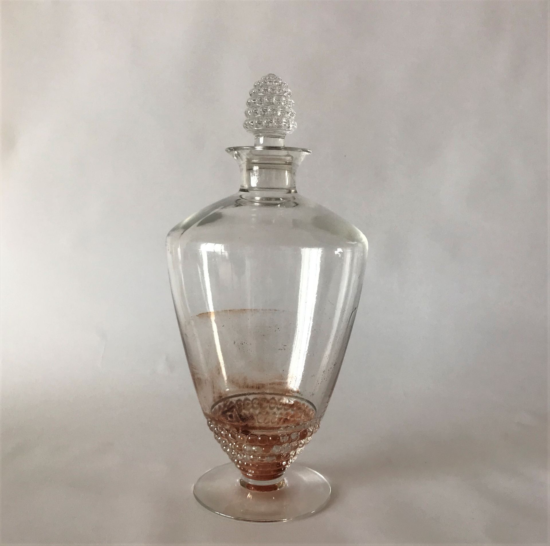 LALIQUE 生产商 LALIQUE

日本型号的水晶酒壶，底部有葡萄装饰。

签名：Lalique France

H.25厘米