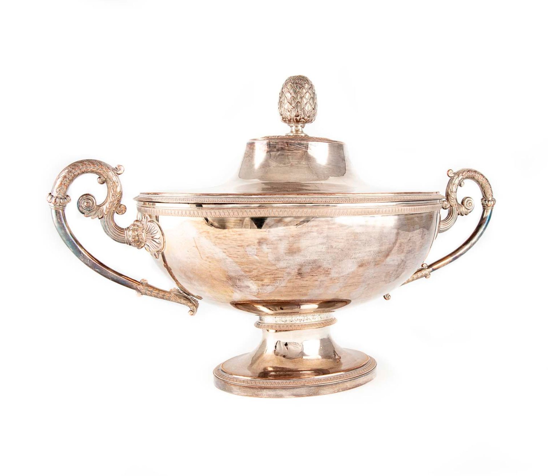 Null Large tureen on pedestal in silver plated metal chased with palmettes and f&hellip;