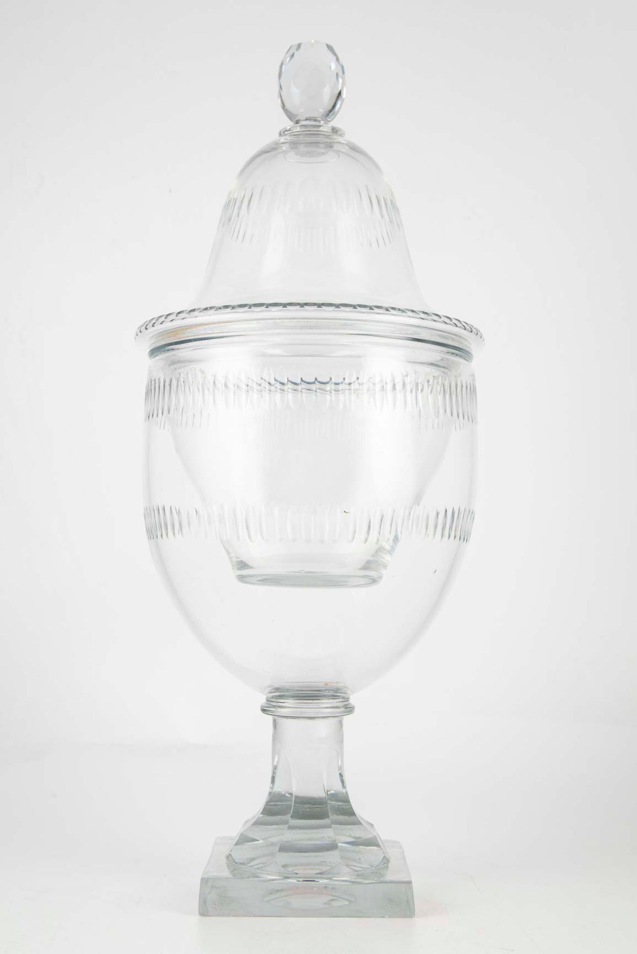Null 重要的有盖冲杯在切割水晶底座上。有了它的玻璃衬里。可能是英语工作。

H.55厘米