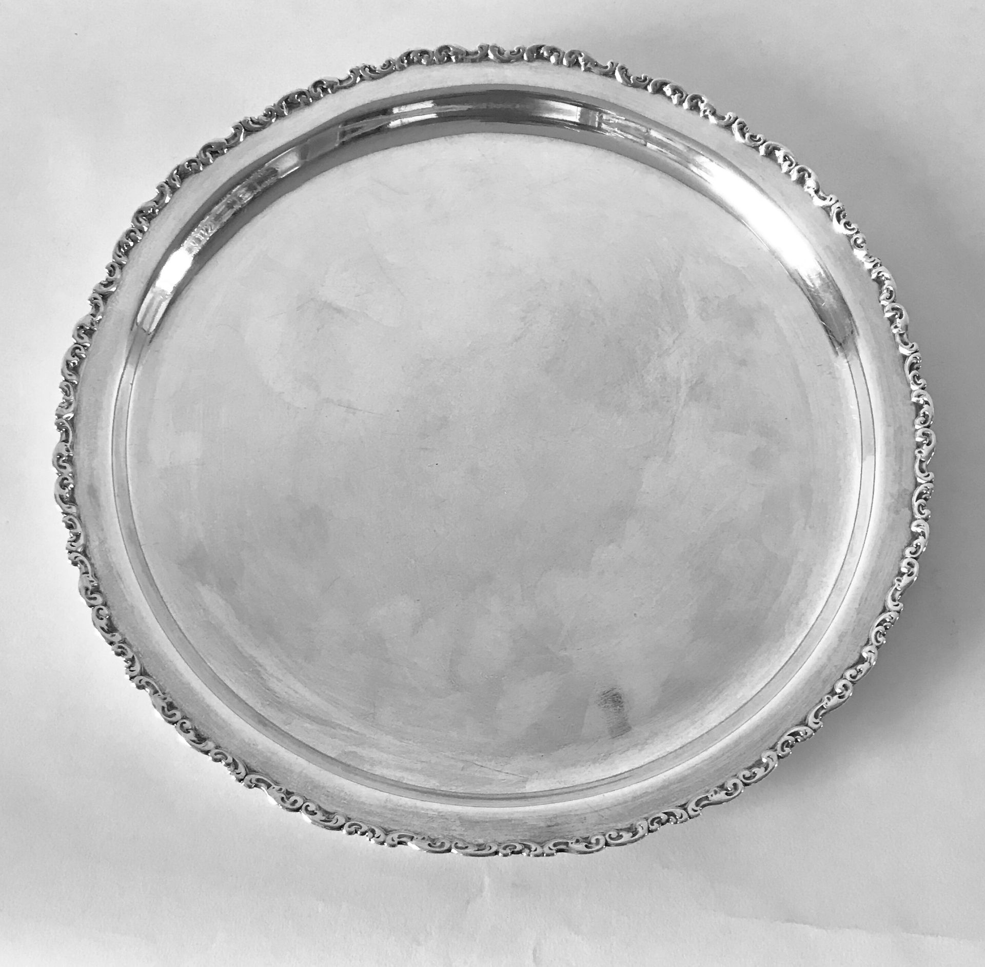 Null Small round sterling silver tray with a chased border of foliage in relief.&hellip;