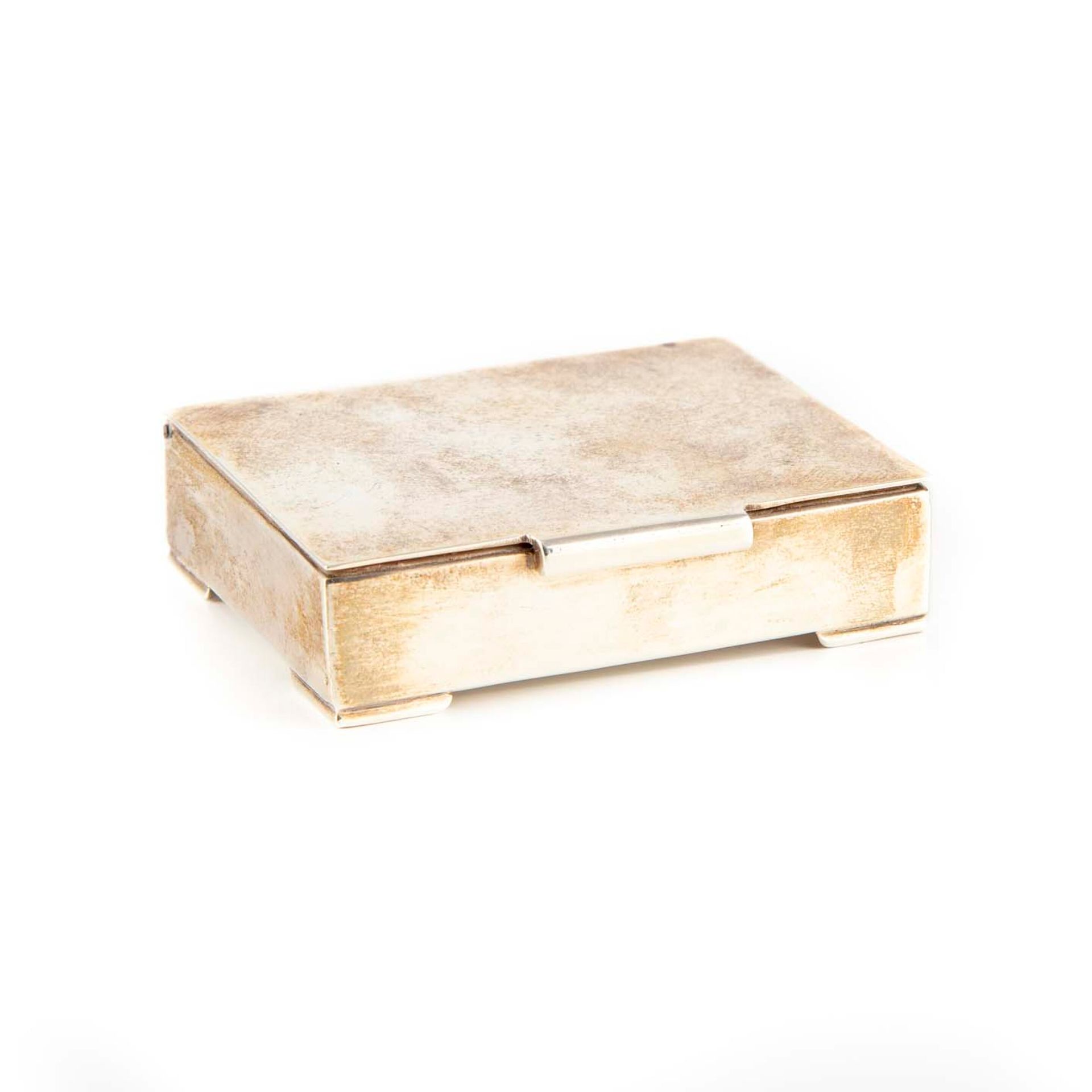 Null 美国小型纯银火柴盒，木质内壁

毛重：103克。

约1950年

H.1,5 cm; W. : 7 cm; D. : 5 cm
