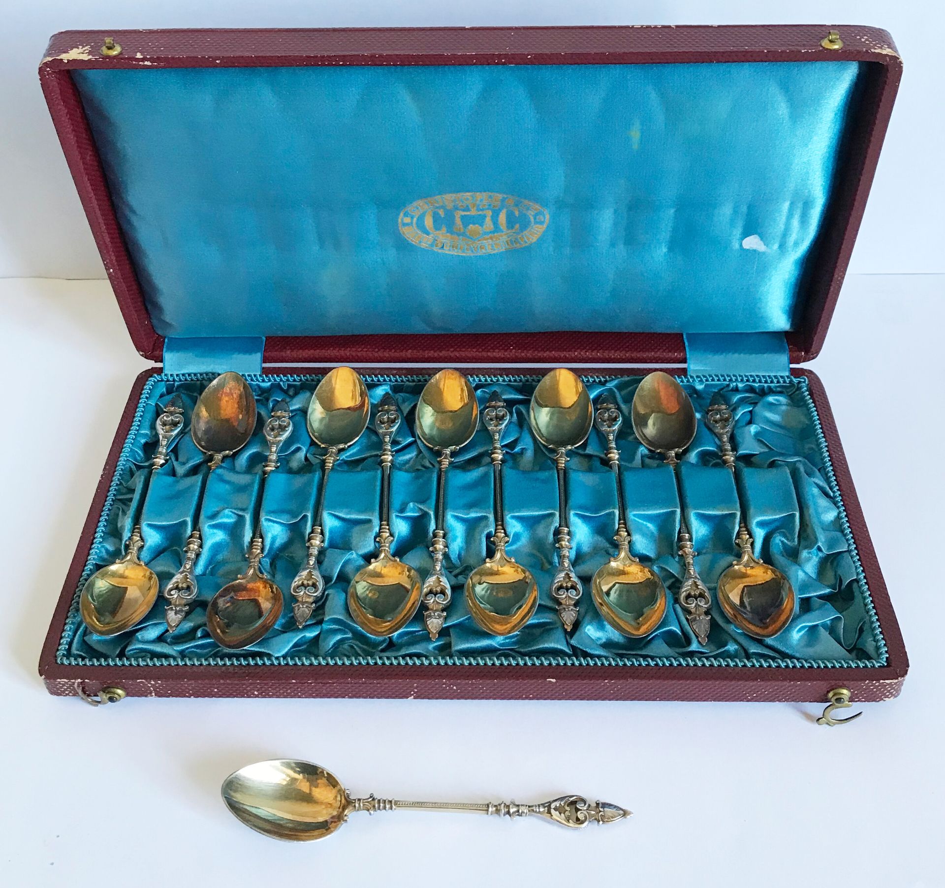 CHRISTOFLE 姬斯多福（CHRISTOFLE）

一套12把银色和鎏金金属的咖啡匙。铲子上的镂空和凿出的叶子和掌纹。

在其案件中。19世纪中叶