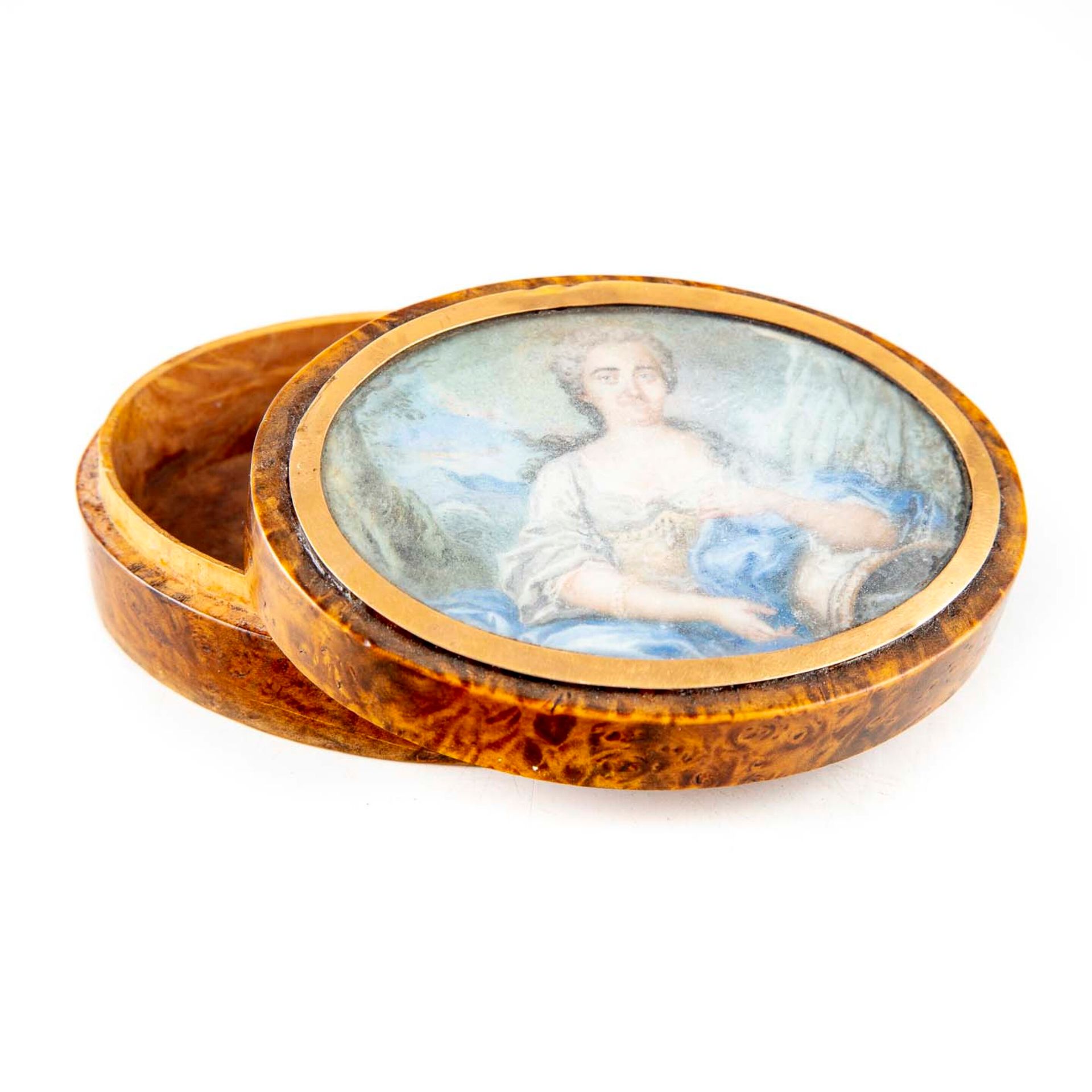 Null 树瘤木盒，装饰有可能代表德巴林维尔夫人的微型画

18世纪初

长：8厘米；高：2.5厘米