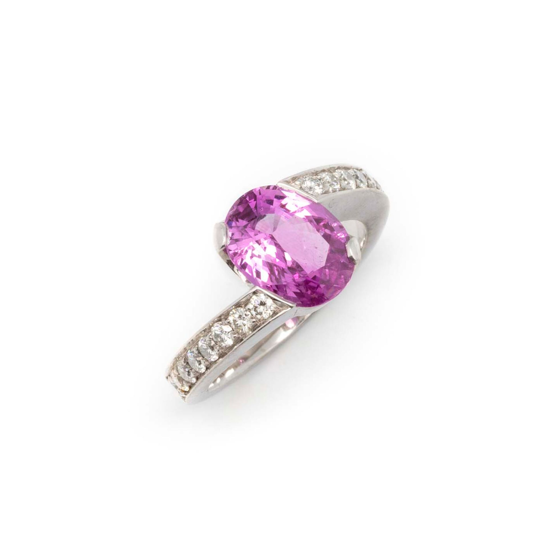 Null 镶嵌着一颗粉色蓝宝石的白金戒指，重3.5克拉，戒指上镶嵌着小钻石

TDD : 53

毛重：9.5克。