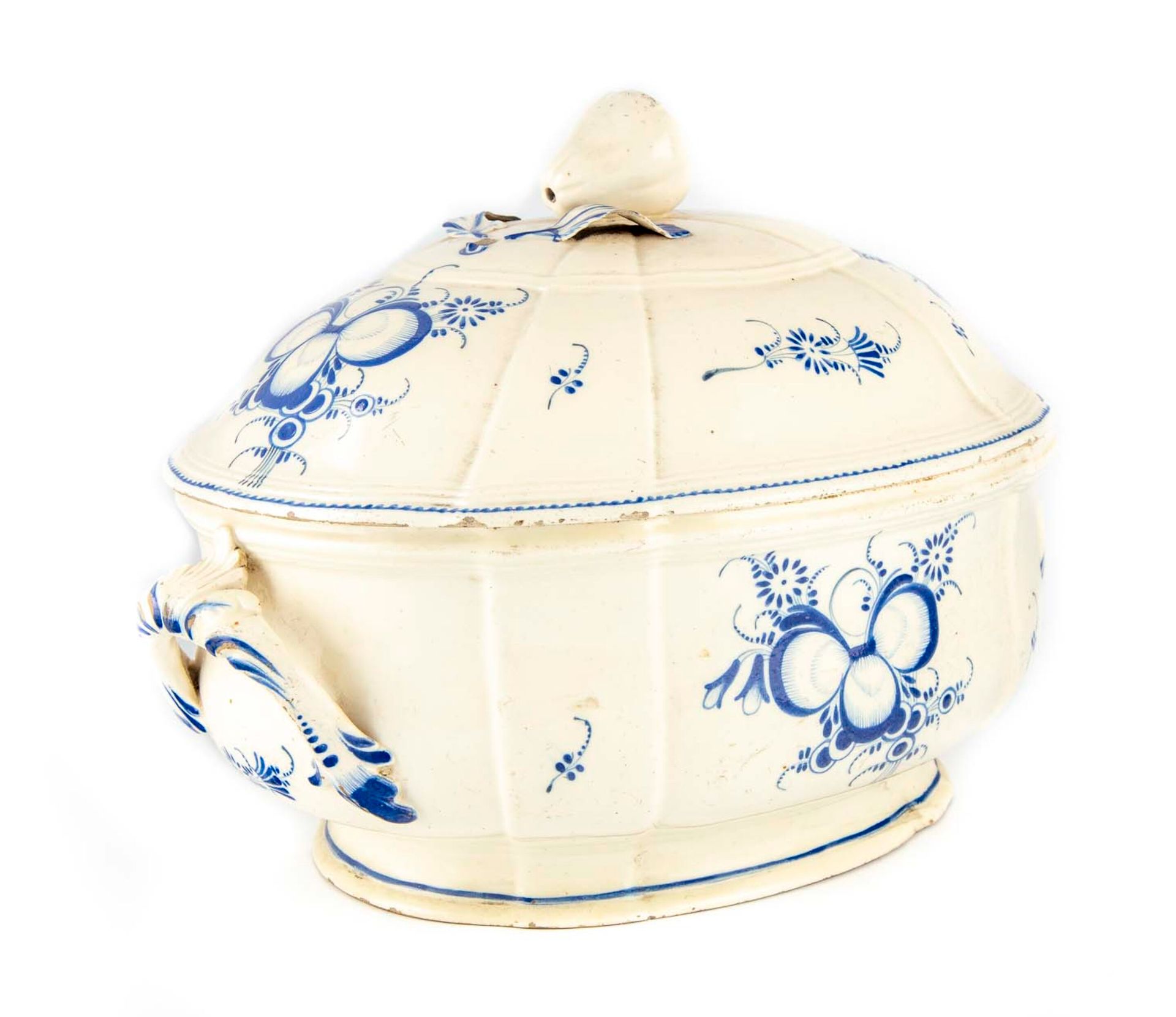 ARRAS ARRAS的一种

上等陶器中的大汤锅，装饰有花朵和蓝色珐琅的楣子。以梨形为例。十八世纪的风格

标记 ALS. 6

H.25；长34厘米

对插&hellip;