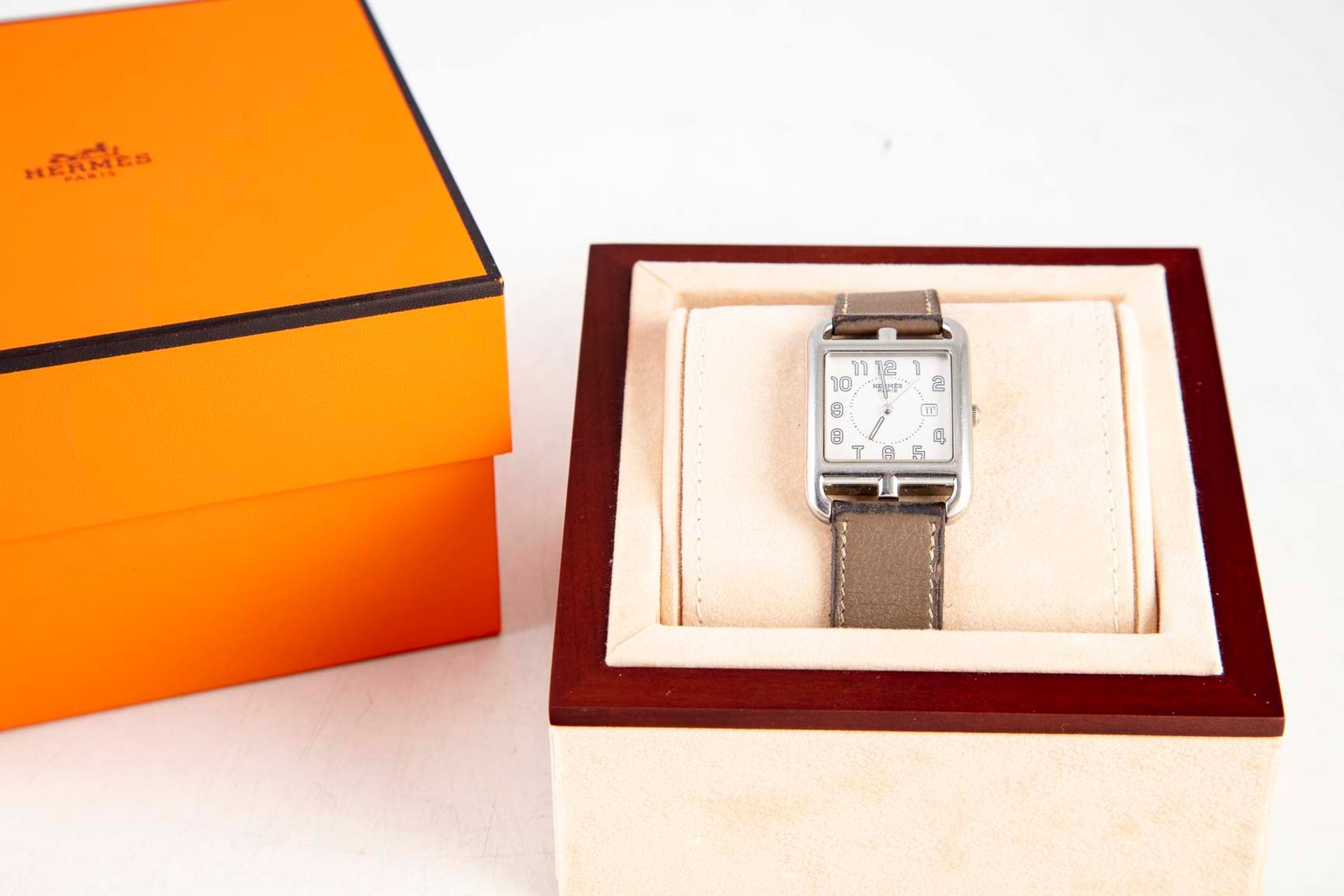 HERMES HERMES - Paris

CAPE COD Uhr. Quadratisches Gehäuse "Ankerkette". Massive&hellip;