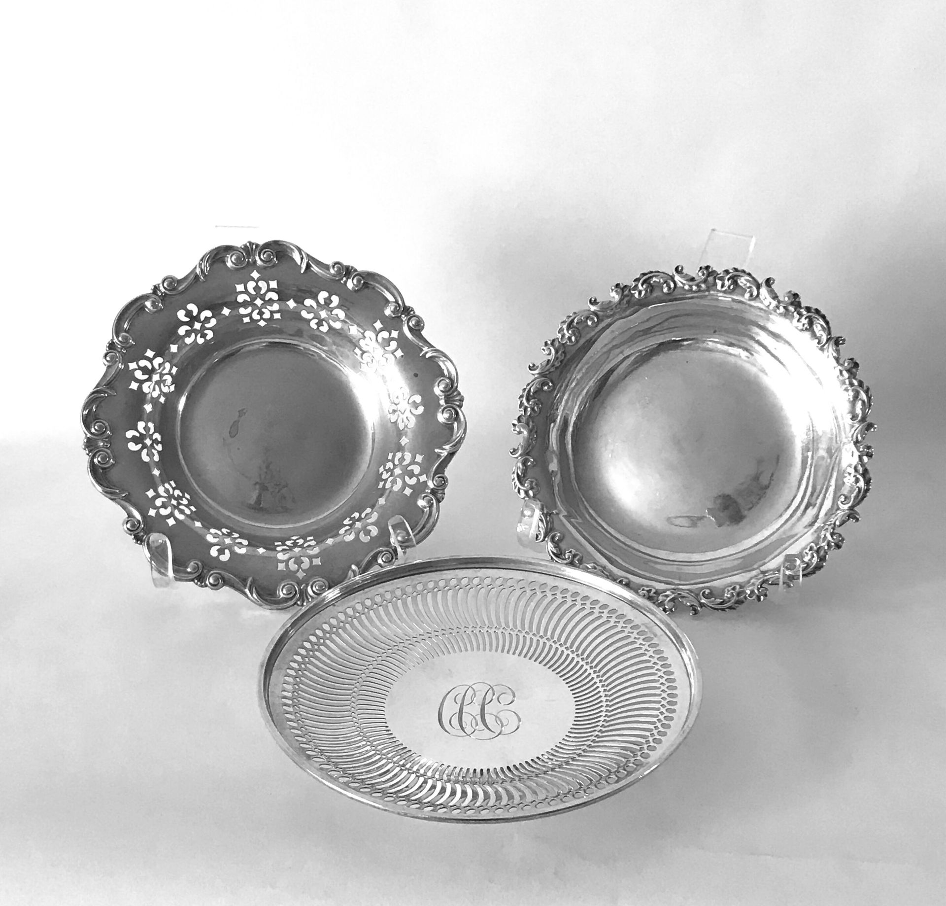 Null 一套三个不匹配的纯银杯垫，有丰富的凹槽或镂空。

M.O : RAND & CRANE - FOSTER & Co - SHREVE, CRUMP &&hellip;