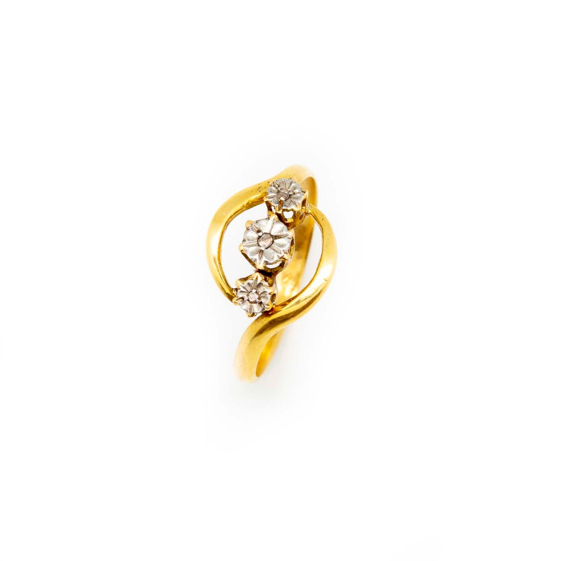 Null Une petite bague en or jaune ornée de 3 petits diamants

Poids brut : 2.3 g&hellip;