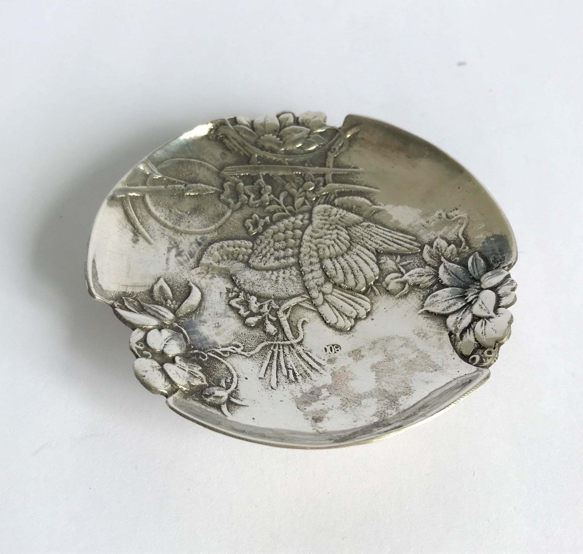 Null Petite coupe en argent (800) ciselé de fleurs et oiseaux dans le style Japo&hellip;