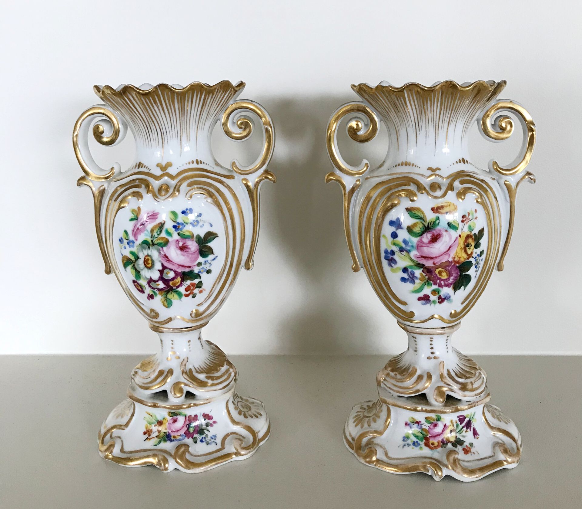 PARIS PARIS

Paire de vases en porcelaine à décor émaillé polychrome de fleurs e&hellip;