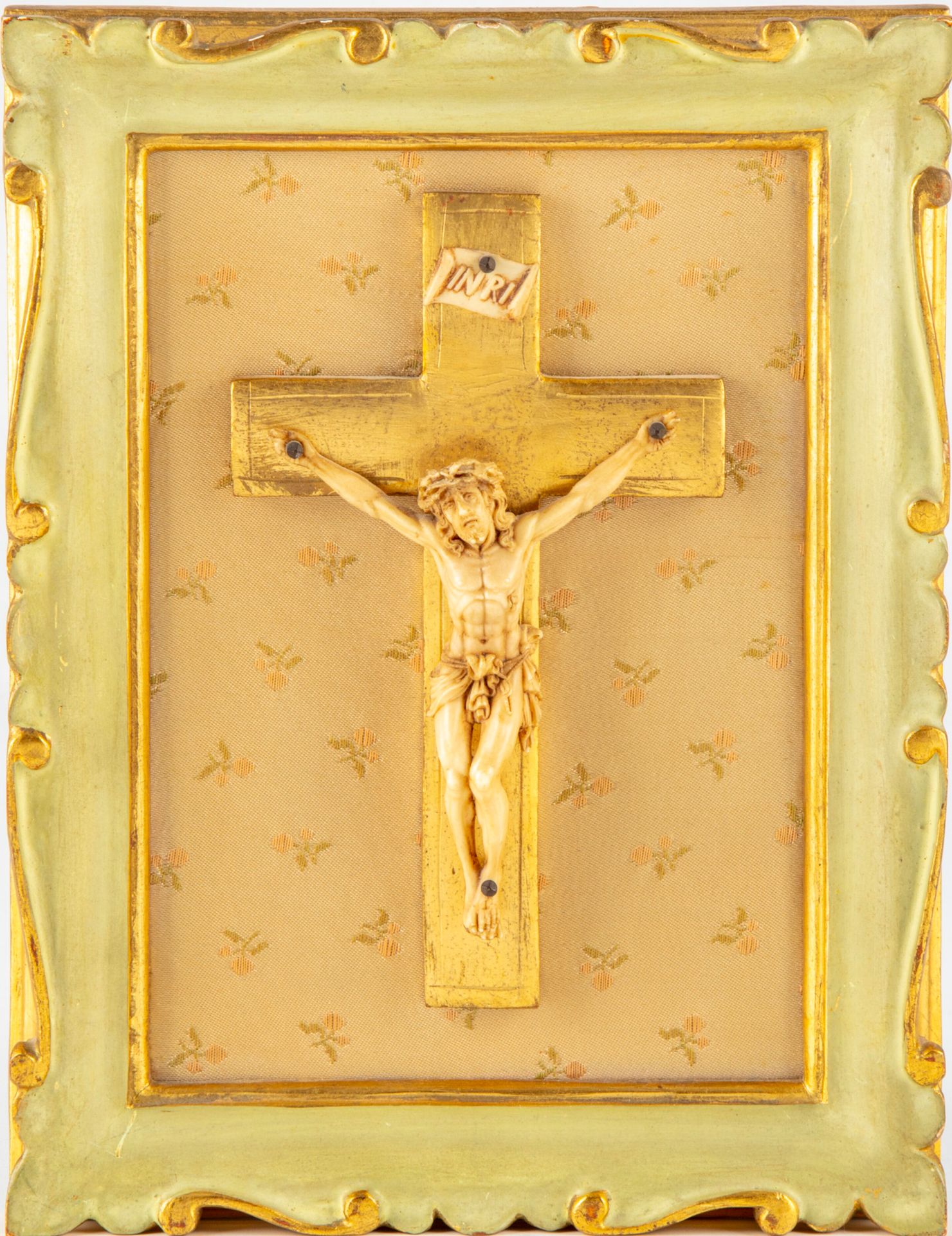 Null Petit Christ en ivoire sur une croix en bois doré dans un cadre en bois pei&hellip;