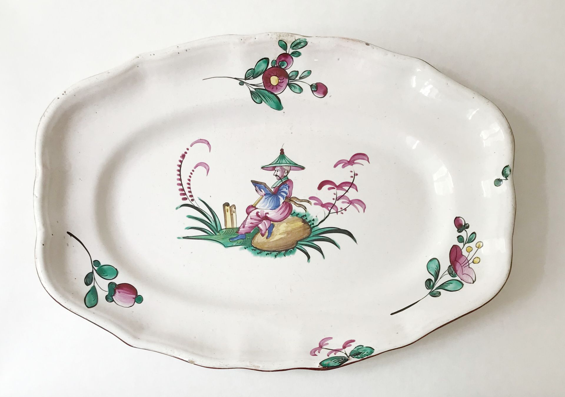 LUNEVILLE LUNEVILLE 

Petit plat en faïence de forme oblongue à décor polychrome&hellip;