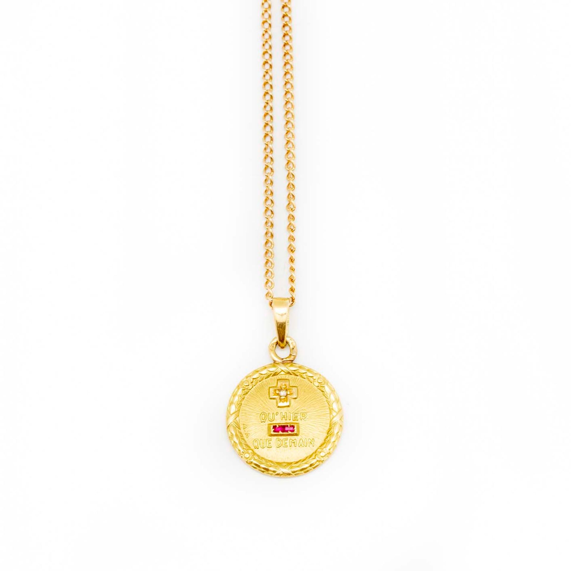 Null Chaine et médaille en or ornée d'une petite pierre rouge.

Poids brut : 6,9&hellip;