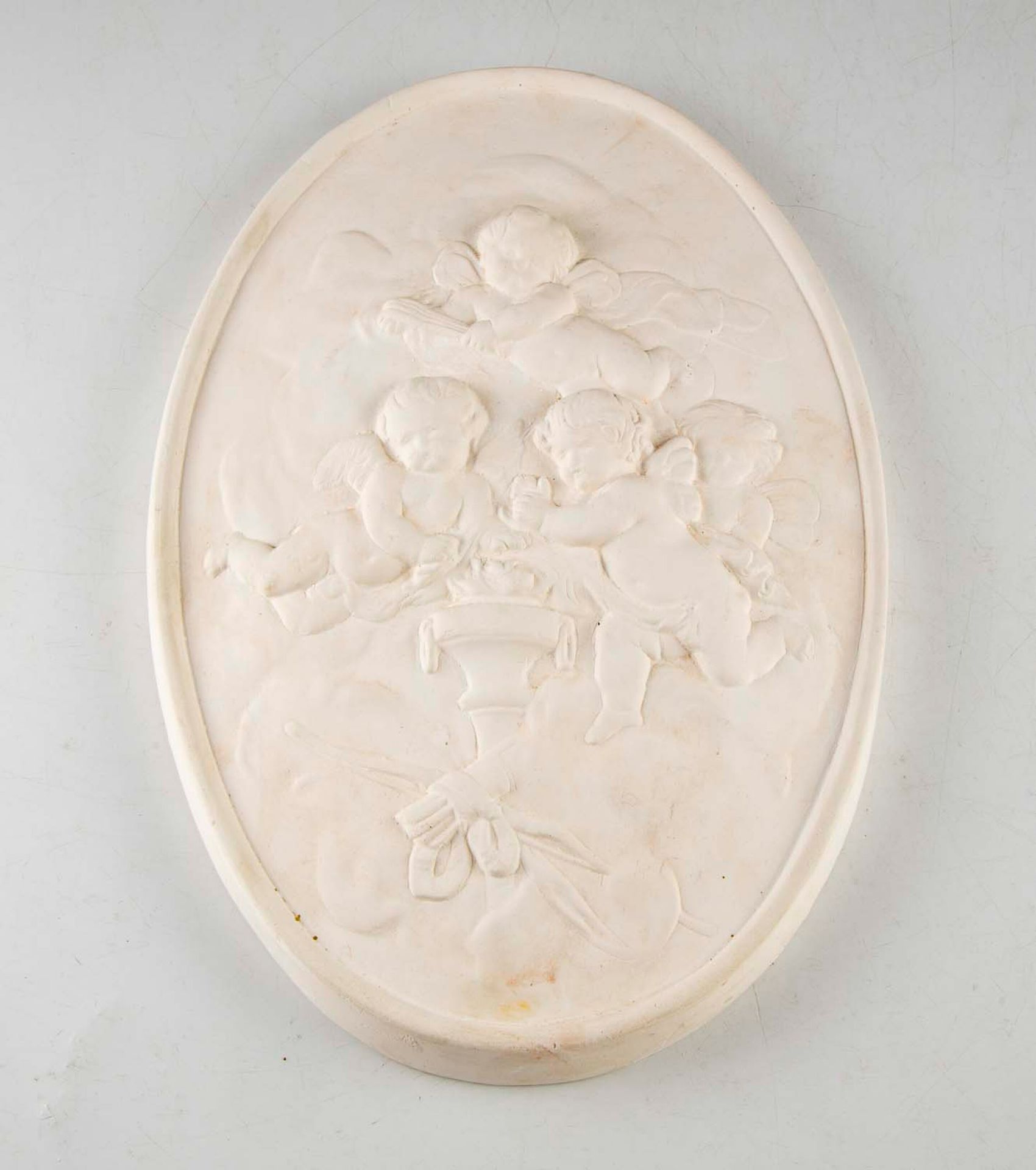 Null Plaque en platre de forme ovale à décor de putti

H. : 32 cm ; L. : 22 cm