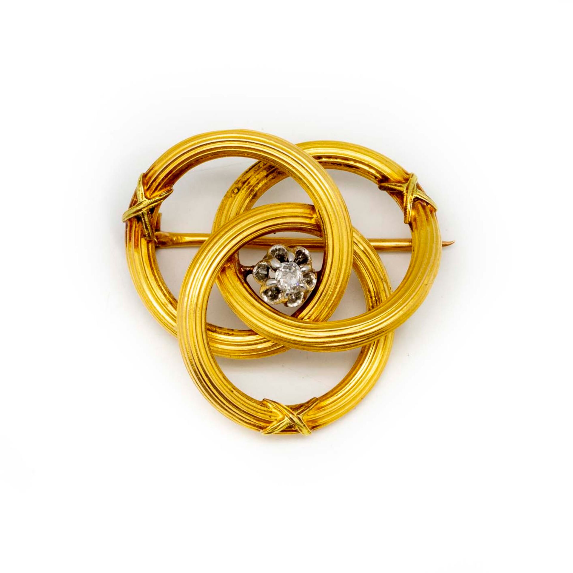 Null Petite broche en or jaune formant anneaux entrelacés ponctuée d'un petit di&hellip;