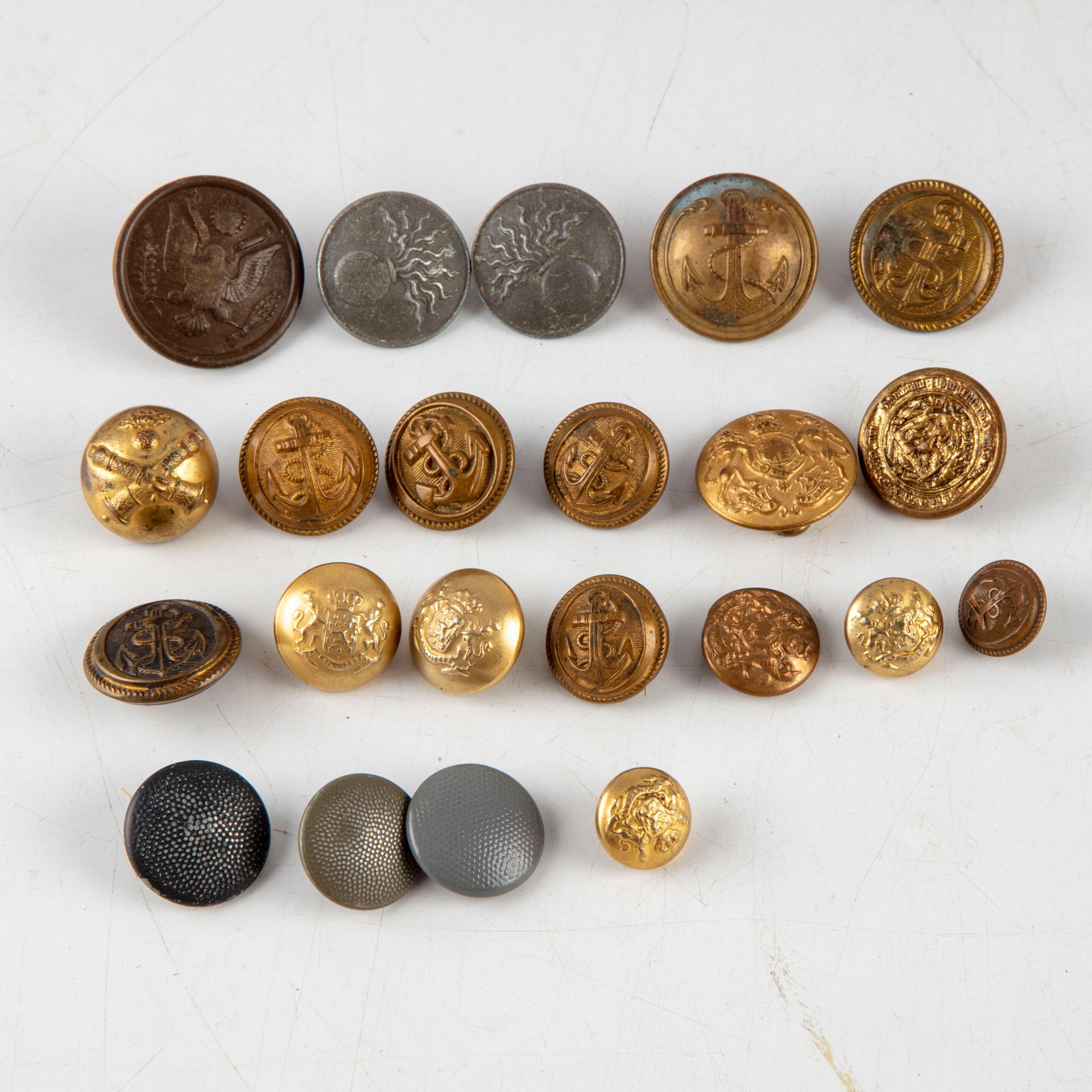 Null Ensemble de 21 boutons militaires en métal doré et métal argenté comprenant&hellip;