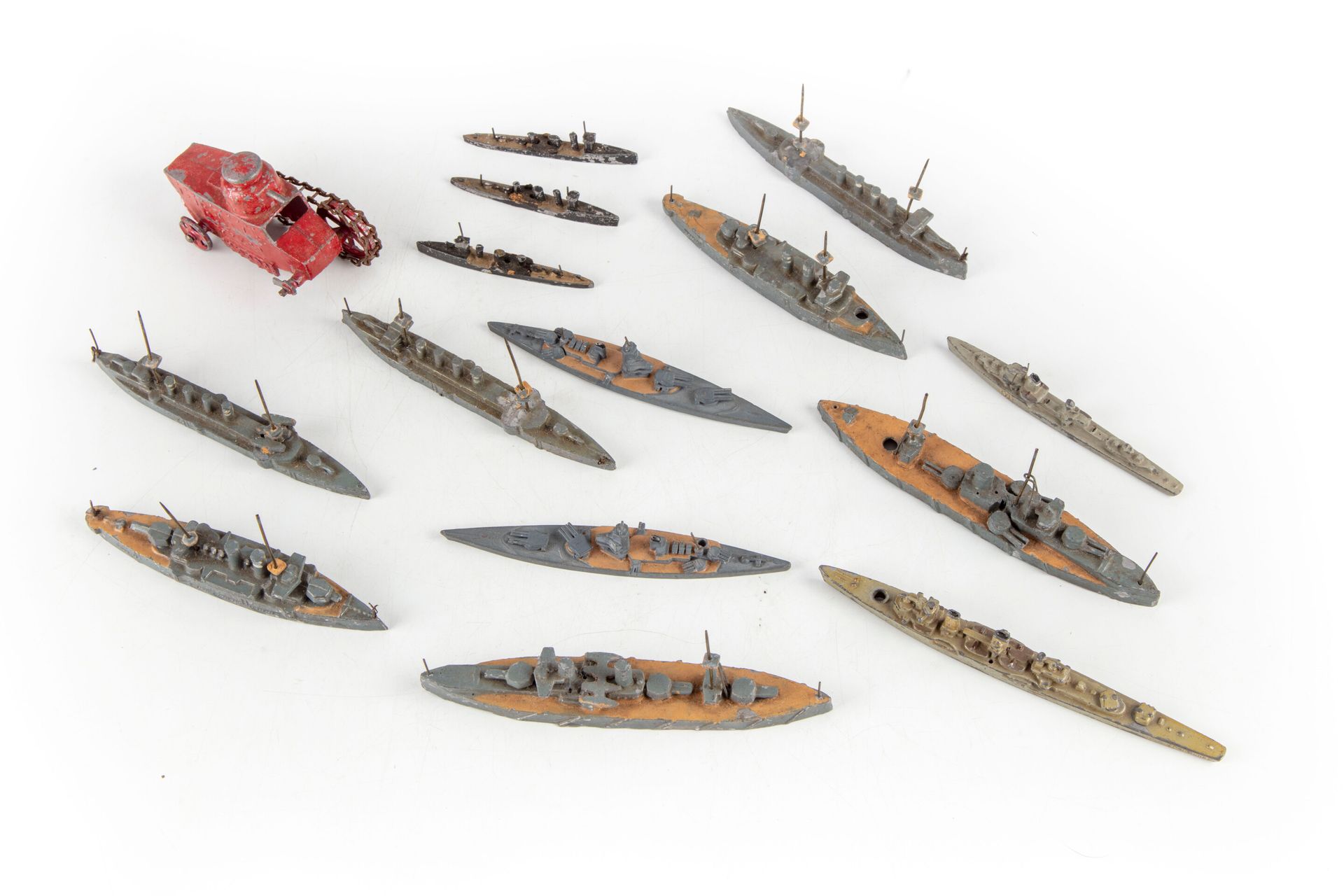 CBG CBG

Ensemble de 14 bateaux en plomb (croiseur, cuirassé, destroyer...)

En &hellip;