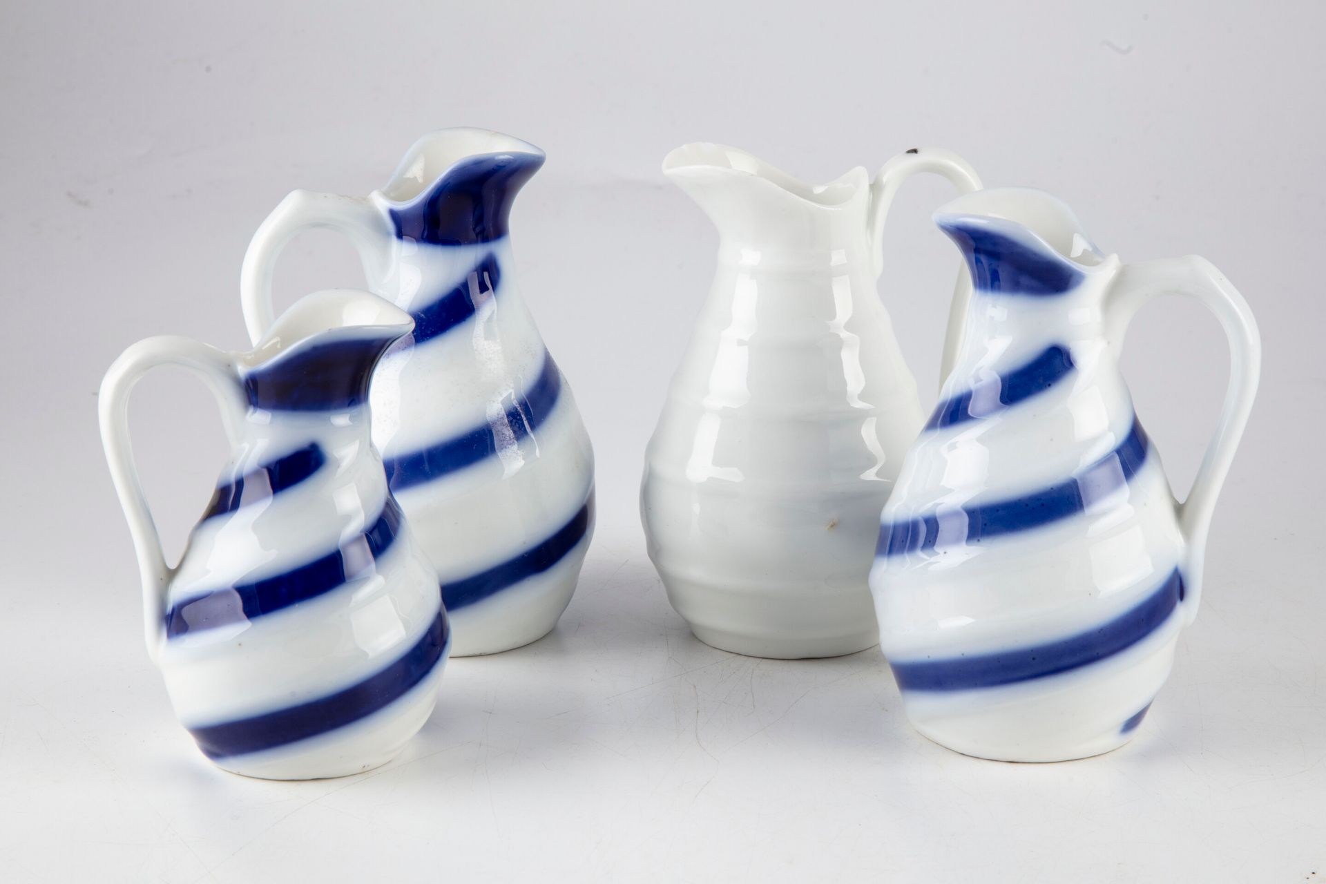BAYEUX Manufacture de BAYEUX

Quatre pots à lait en porcelaine émaillée en bleu &hellip;