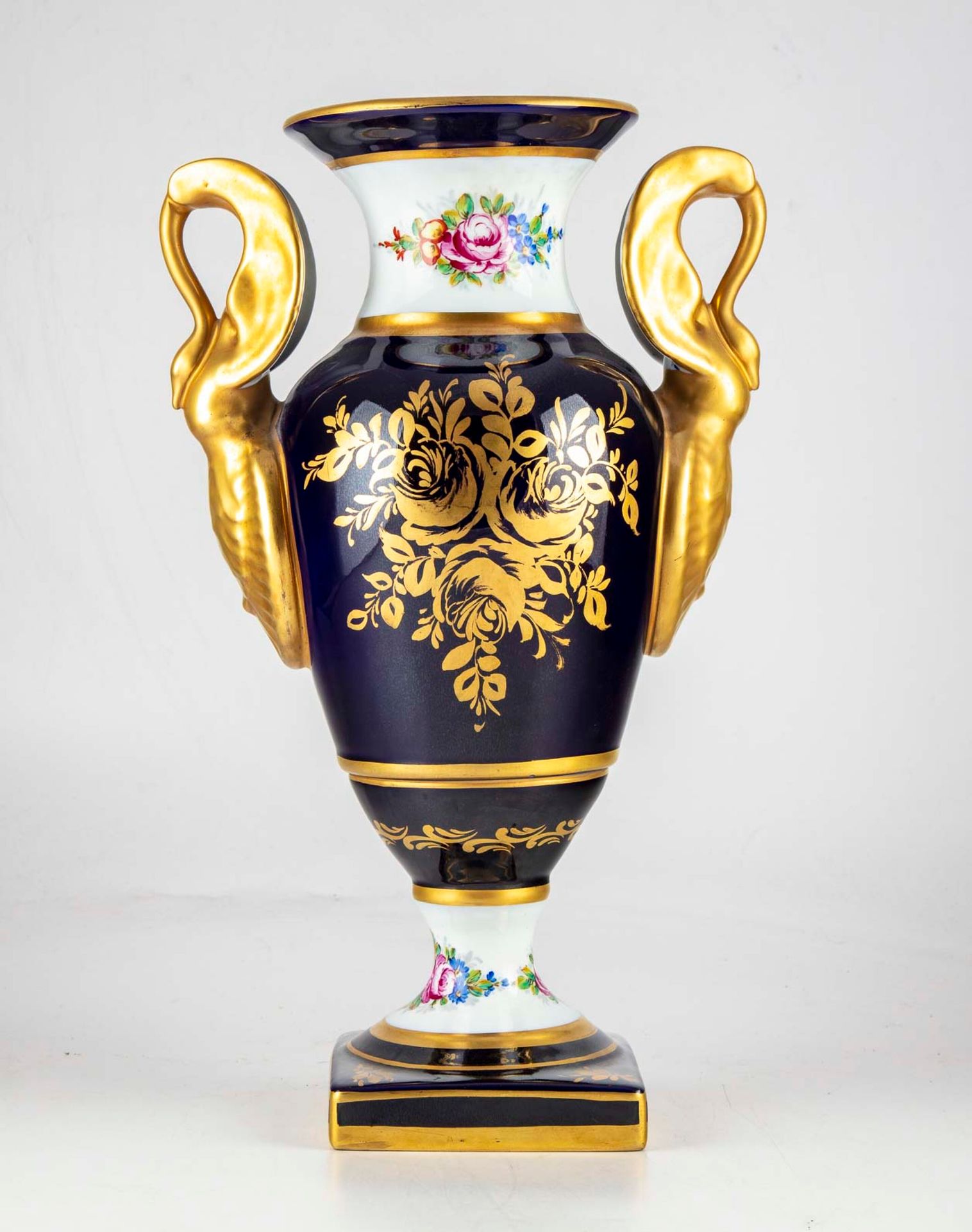 PARIS PARIS

Vase en porcelaine émaillée à décor de bouquets de fleurs, les anse&hellip;