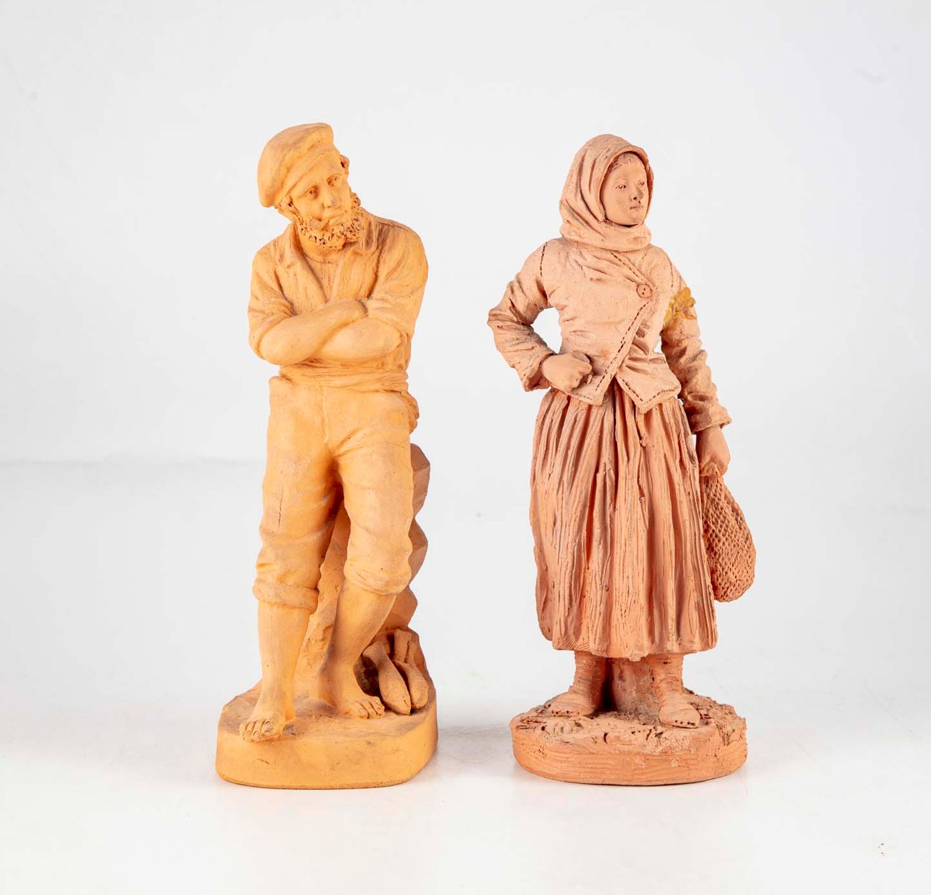 Null Lot de deux statuette en terre cuite représentants un marin et une paysanne&hellip;