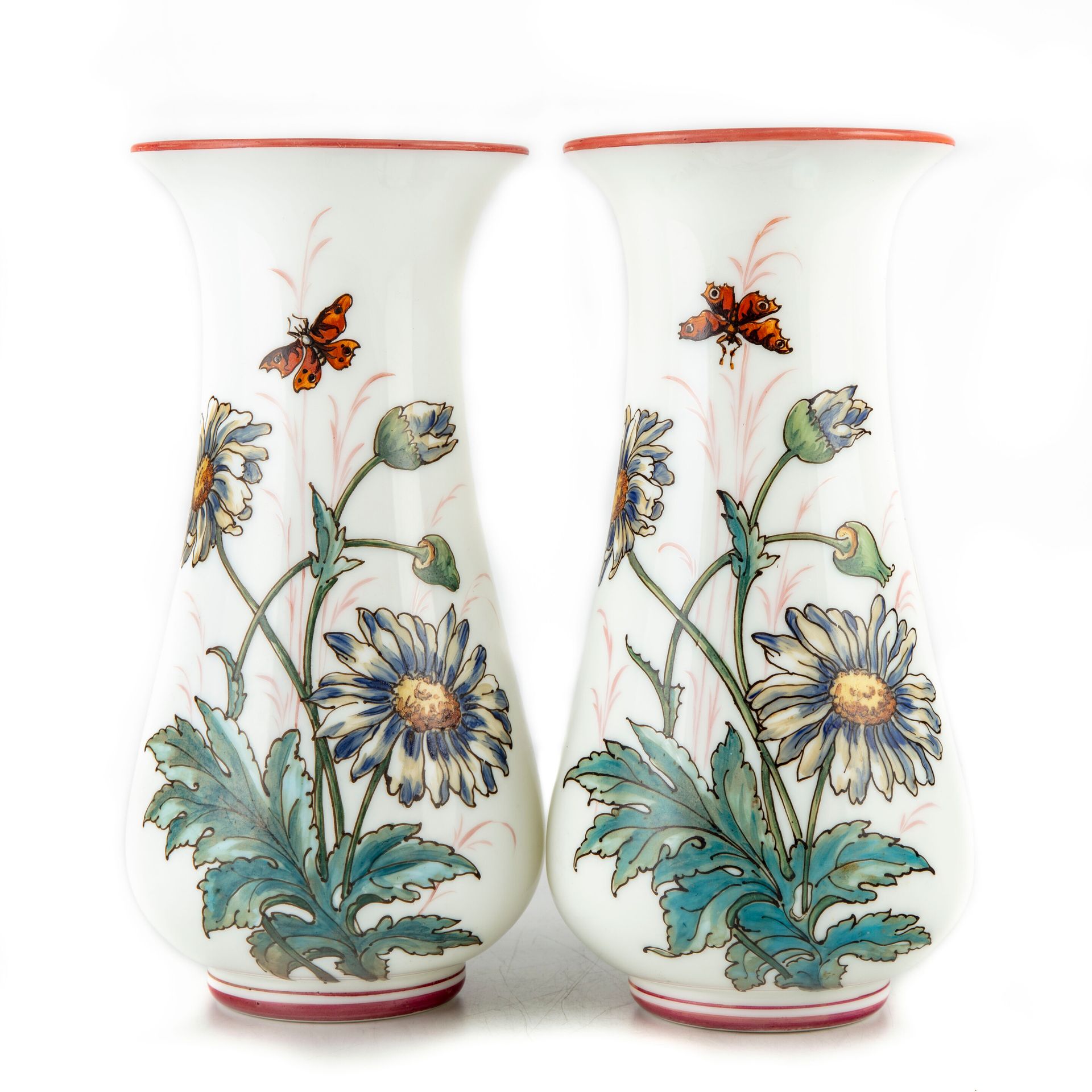 Null Paire de vases en opaline de couleur blanche à décor polychromes de marguer&hellip;