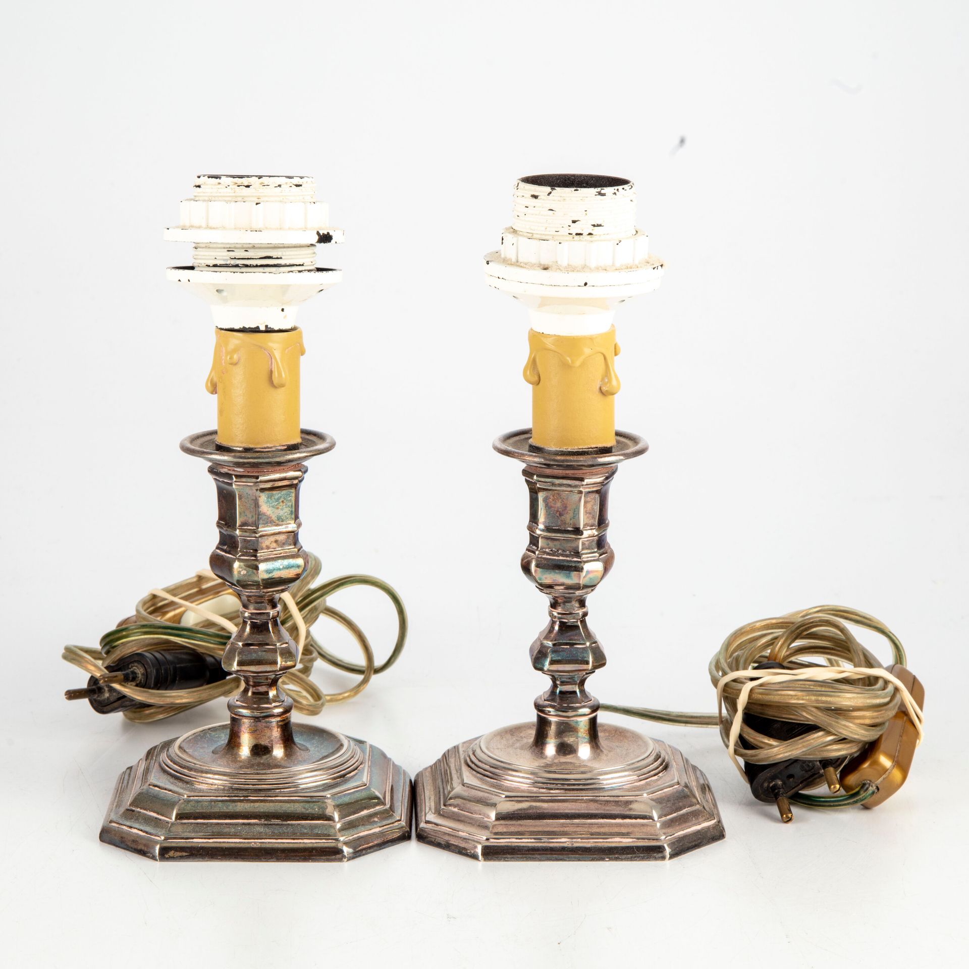 Null Paire de flambeaux en métal argenté

Montés en lampes

H.: 13,5 cm

Usures