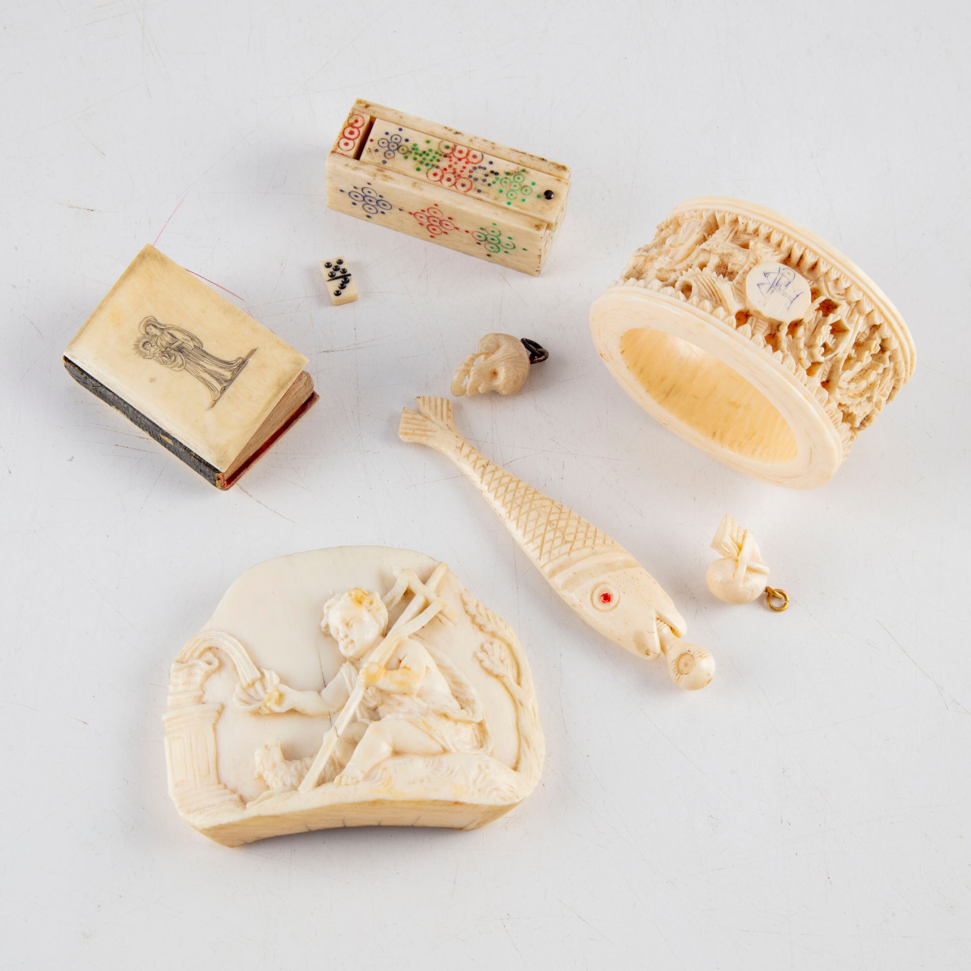Null Lot d'ivoires fin XIXème siècle, début XXème siècle comprenant : 

Jeu de d&hellip;